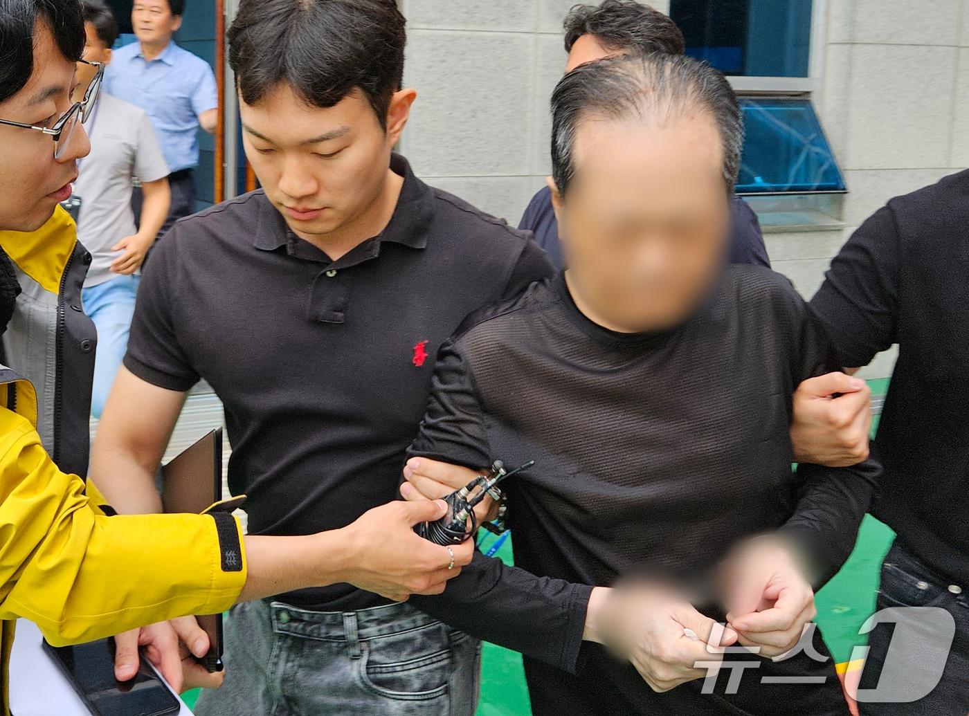 충북 청주시에서 동생을 때려 살해한 혐의를 받는 60대 남성이 2일 오후 청주지방법원에서 열린 영장실질심사를 마치고 나서고 있다.2024.7.2/뉴스1 ⓒ News1 이재규 기자