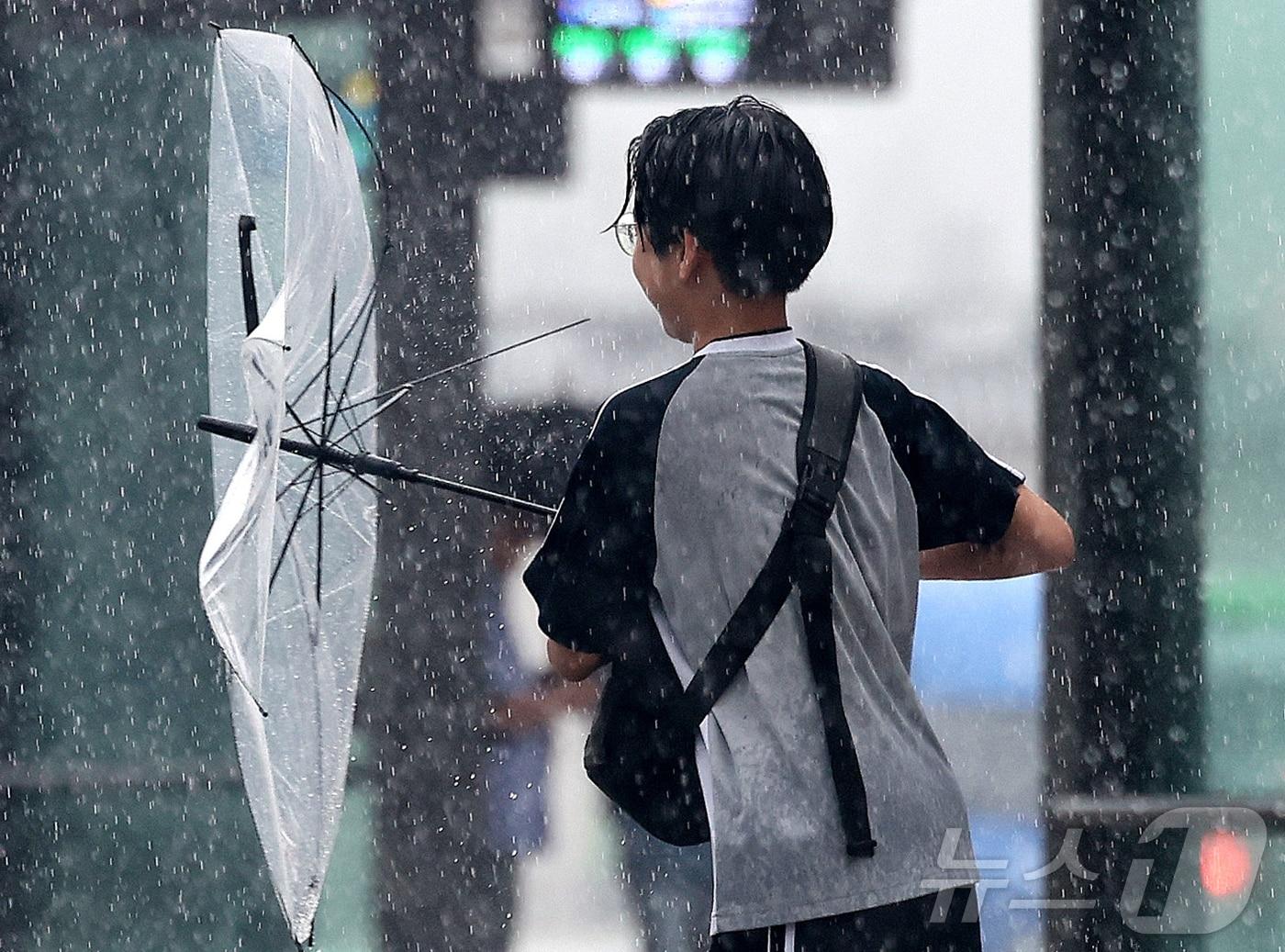 장맛비가 내리는 2일 서울 광화문광장에서 학생의 우산이 뒤집히고 있다.  2024.7.2/뉴스1 ⓒ News1 박지혜 기자