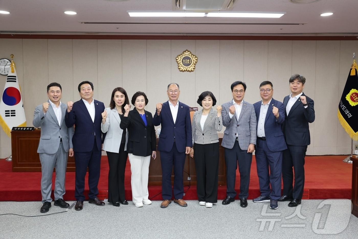 전남도의회 윤리특위 위원들이 기념사진을 찍고 있다.&#40;전남도의회 제공&#41;/뉴스1 