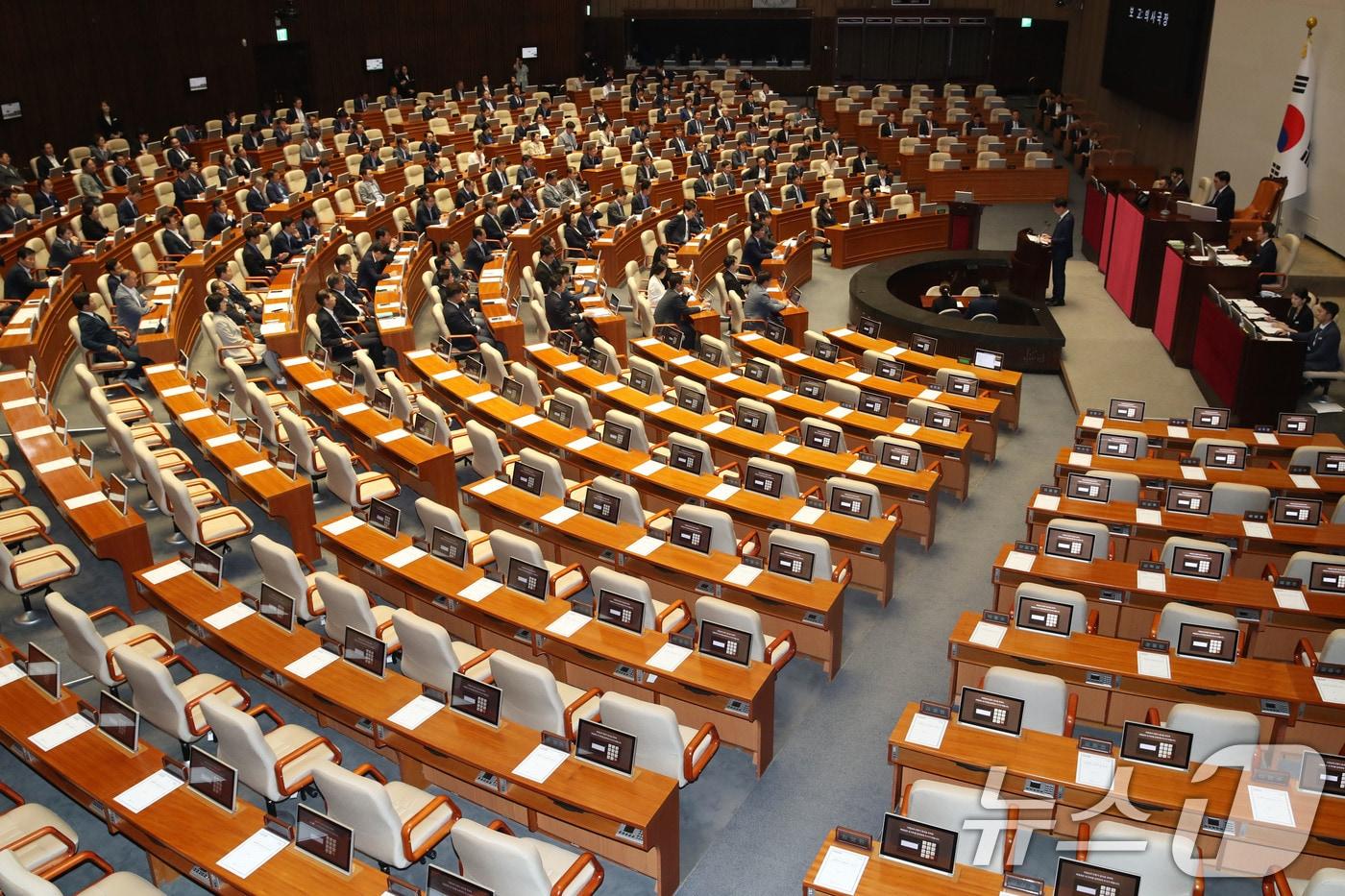 2일 오후 서울 여의도 국회 본회의장에서 열린 제415회국회&#40;임시회&#41; 4차 본회의 정치·외교·통일·안보 분야 대정부질문에 국민의힘 의원들이 불참해 자리가 비어있다. 국민의힘 의원들은 이날 본회의에서 야권이 추진하는 채상병특검법 상정과 관련해 항의하며 의장실 앞 농성 및 의원총회를 진행하고 있다. 2024.7.2/뉴스1 ⓒ News1 이광호 기자