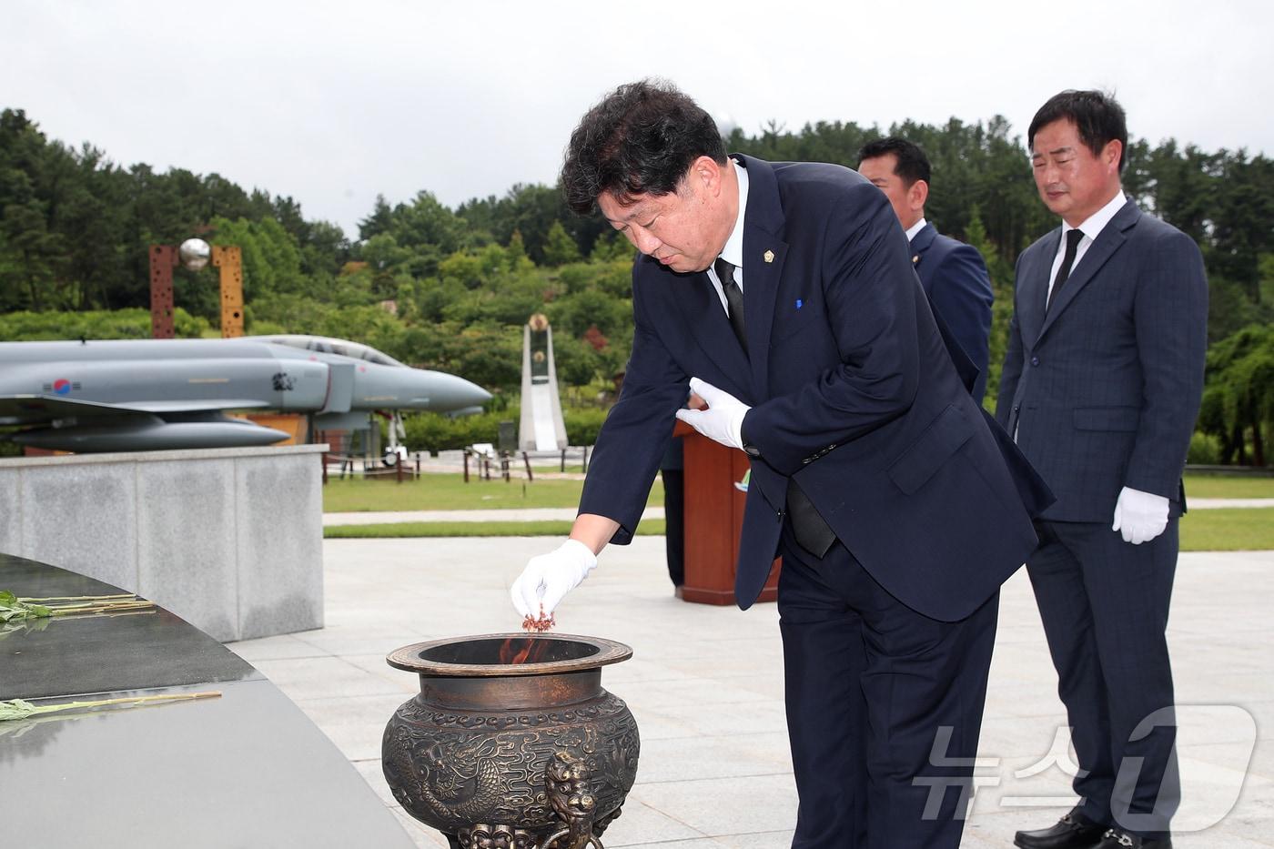 밀양시의회 의장단 2일 충혼탑을 찾아 참배하고 있다. 허홍 의장이 분향하고 있다.&#40;밀양시의회 제공&#41;