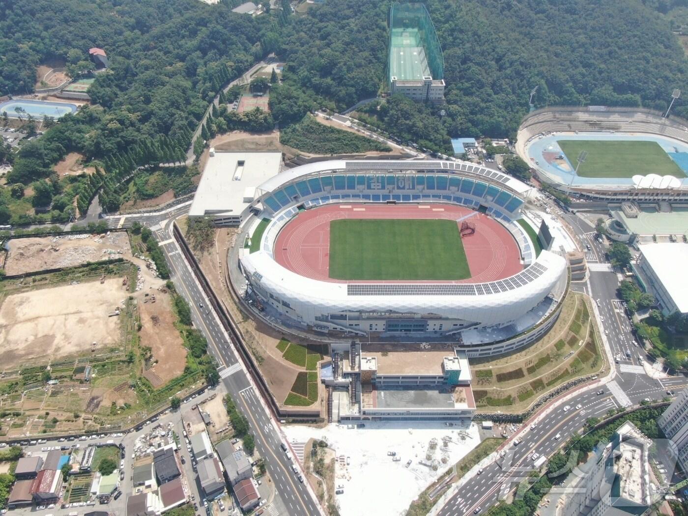 제105회 전국체육대회 주 경기장인 김해종합운동장 전경&#40;경남도 제공&#41;