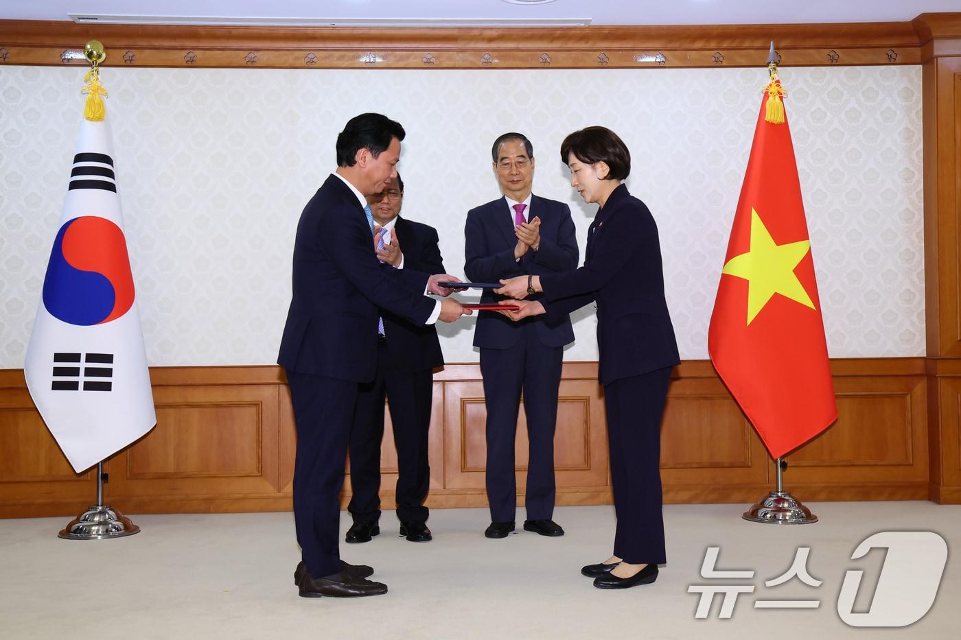 한화진 환경부 장관이 2일 오후 서울 종로구 정부서울청사에서 한덕수 국무총리가 임석한 가운데 당 꾸억 카잉 베트남 천연자원환경부 장관과 ‘베트남 자원재활용산업단지&#40;RRIZ&#41;’ 설립에 관한 협력 양해각서를 교환하고 있다. &#40;국무총리실 제공&#41; 2024.7.2/뉴스1