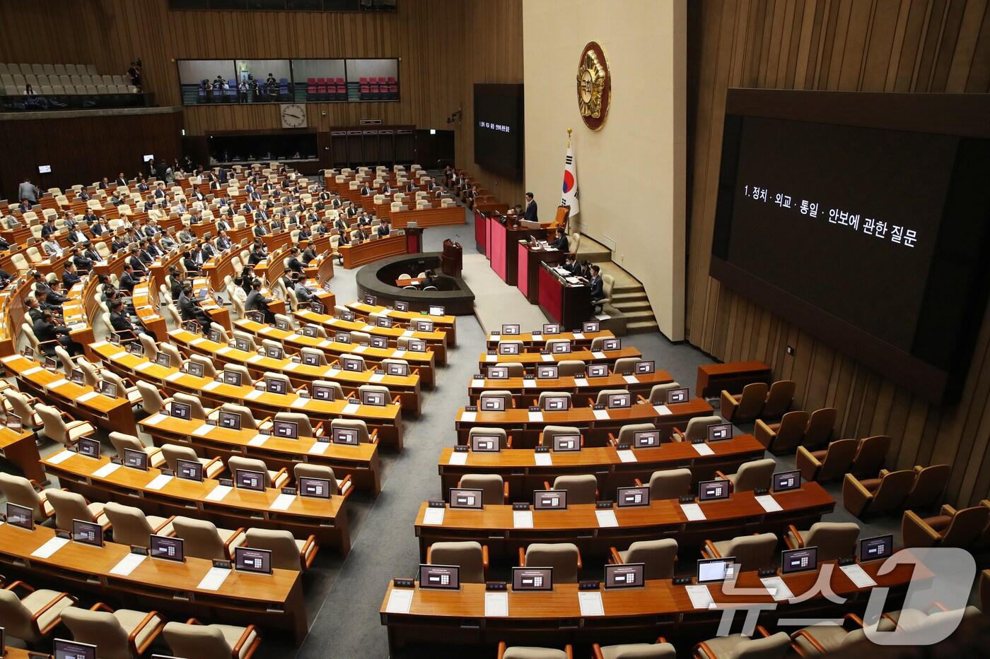 2일 오후 서울 여의도 국회 본회의장에서 열린 제415회국회&#40;임시회&#41; 4차 본회의 정치·외교·통일·안보 분야 대정부질문에 국민의힘 의원들이 불참해 자리가 비어있다. 국민의힘 의원들은 이날 본회의에서 야권이 추진하는 채상병특검법 상정과 관련해 항의하며 의장실 앞 농성 및 의원총회를 진행하고 있다. 2024.7.2/뉴스1 ⓒ News1 이광호 기자