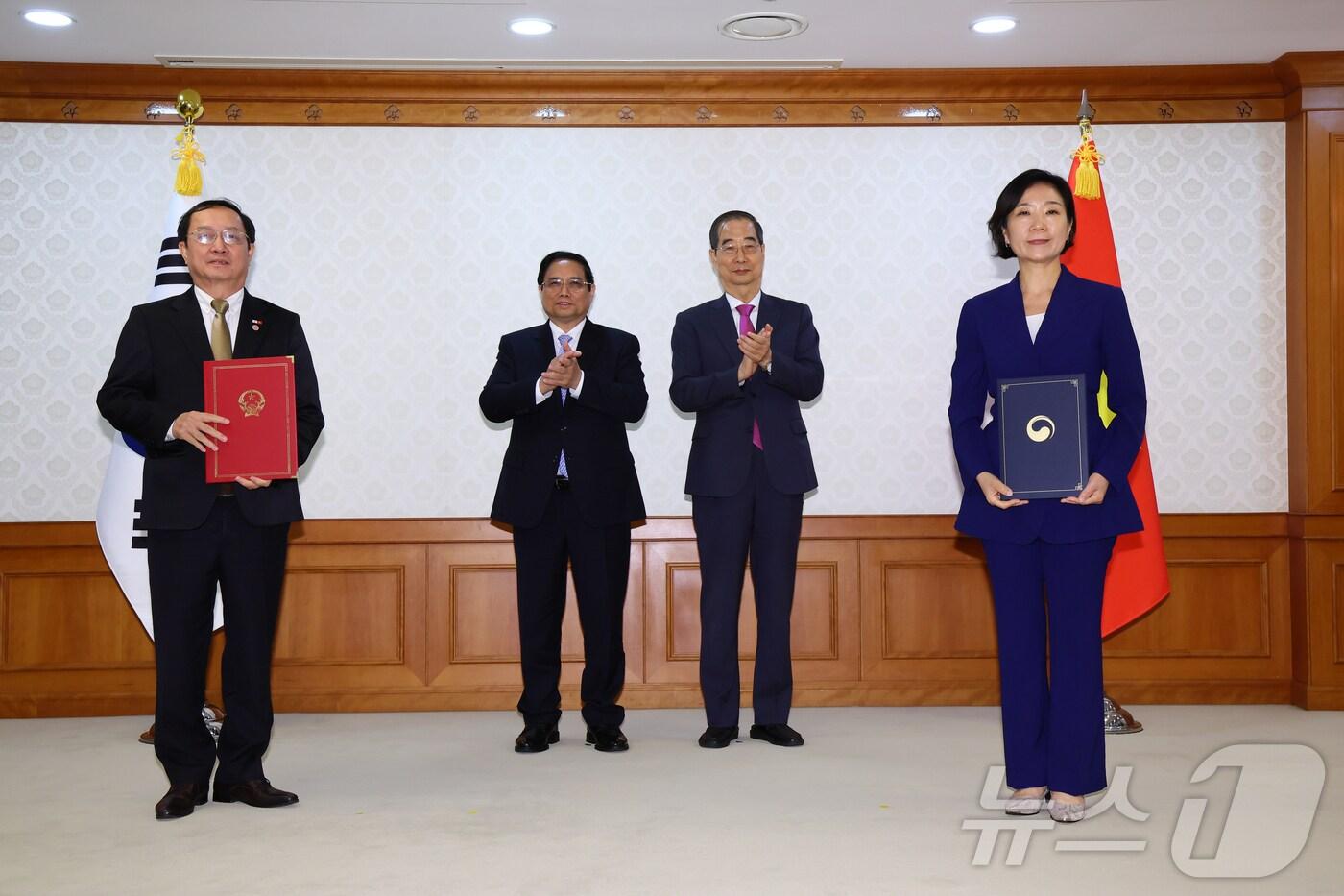 오영주 중소벤처기업부 장관이 2일 서울 종로구 정부서울청사에서 베트남 과학기술부와 스타트업 생태계 발전 협력을 위한 양해각서를 체결하고 한덕수 국무총리, 팜 밍 찡&#40;Pham Minh Chinh&#41; 베트남 총리와 기념 촬영을 하고 있다.&#40;중소벤처기업부 제공&#41;