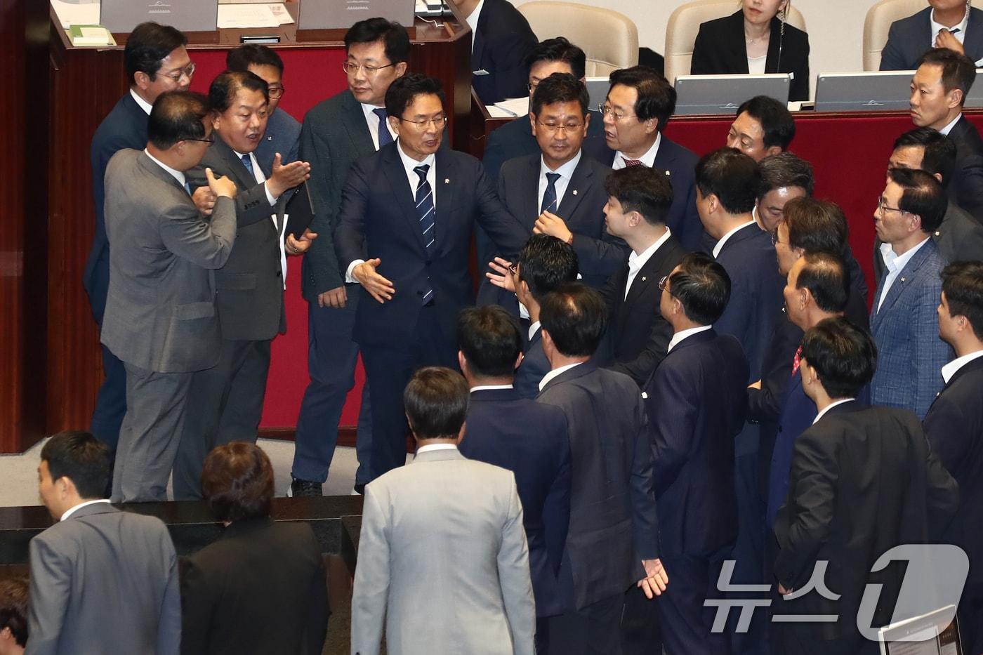 김병주 더불어민주당 의원이 2일 오후 서울 여의도 국회에서 열린 제415회국회&#40;임시회&#41; 4차 본회의 정치·외교·통일·안보 분야 대정부질문에서 한덕수 국무총리에게 질문을 하다가 국민의힘 의원들을 향해 &#39;정신나갔다&#39;고 표현한 것을 두고 국민의힘 의원들에게 항의를 받으며 설전을 벌이고 있다. 김 의원은 한 총리에게 질문을 하다가 &#34;정신 나간 국민의힘 의원들은 논평에서 한미일 동맹이라고 표현했다＂며 ＂일본은 국토에 대한 야욕을 갖고 있는 나라인데 어떻게 일본과 동맹을 한다고 생각하냐＂고 발언했다. 이에 국민의힘 의원들이 강하게 항의하며 본회의가 정회됐다.2024.7.2/뉴스1 ⓒ News1 이광호 기자