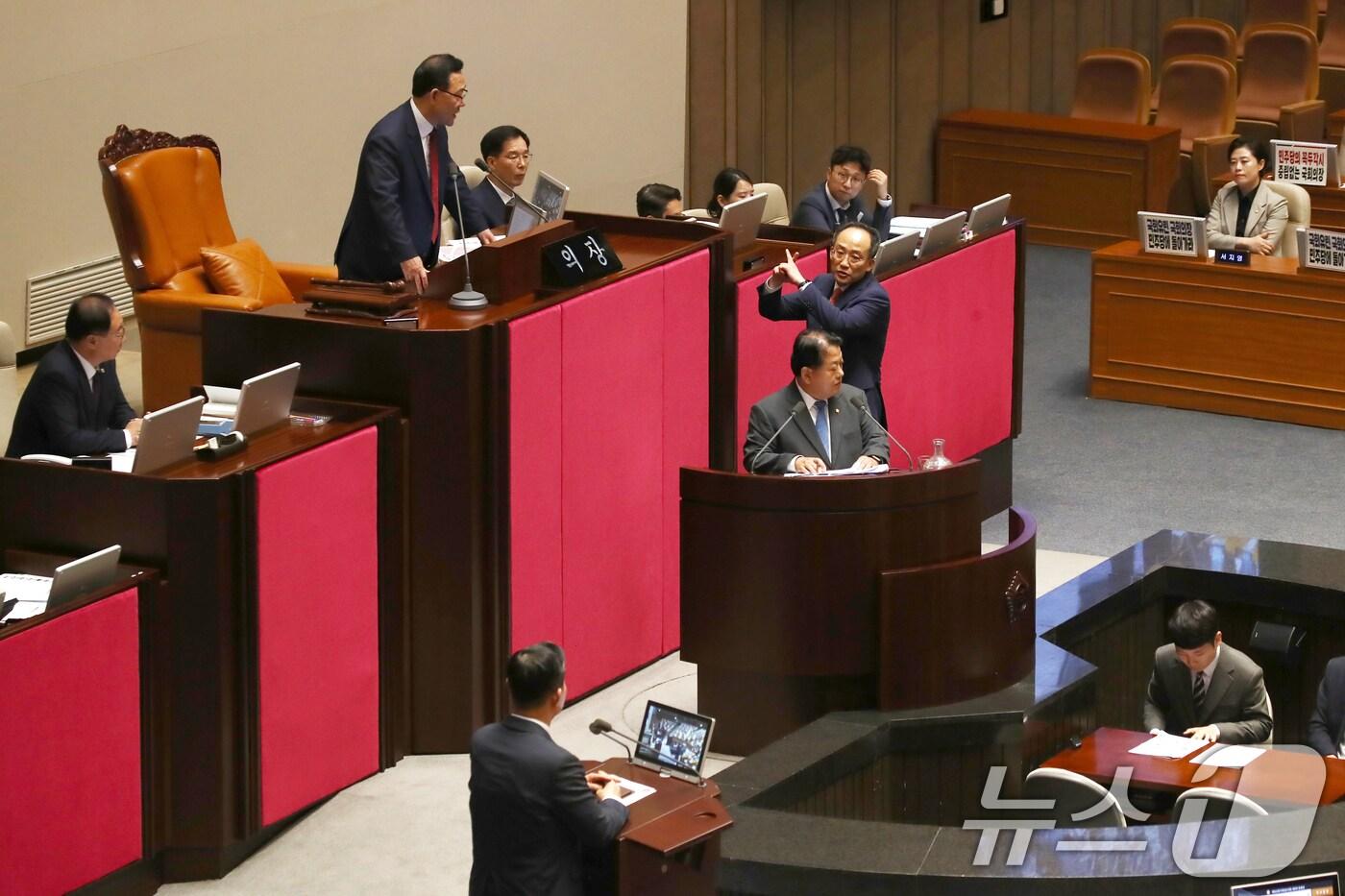 추경호 국민의힘 원내대표가 2일 오후 서울 여의도 국회에서 열린 제415회국회&#40;임시회&#41; 4차 본회의 정치·외교·통일·안보 분야 대정부질문에서 김병주 더불어민주당 의원이 한덕수 국무총리에게 질문을 하다가 국민의힘 의원들을 향해 &#39;정신나갔다&#39;고 표현한 것을 두고 주호영 부의장에게 정회를 요청하고 있다. 김 의원은 한 총리에게 질문을 하다가 &#34;정신 나간 국민의힘 의원들은 논평에서 한미일 동맹이라고 표현했다＂며 ＂일본은 국토에 대한 야욕을 갖고 있는 나라인데 어떻게 일본과 동맹을 한다고 생각하냐＂고 발언했다. 이에 국민의힘 의원들이 강하게 항의, 주 부의장이 김 의원에게 사과를 권유했지만 거부하며 본회의가 정회됐다.2024.7.2/뉴스1 ⓒ News1 이광호 기자