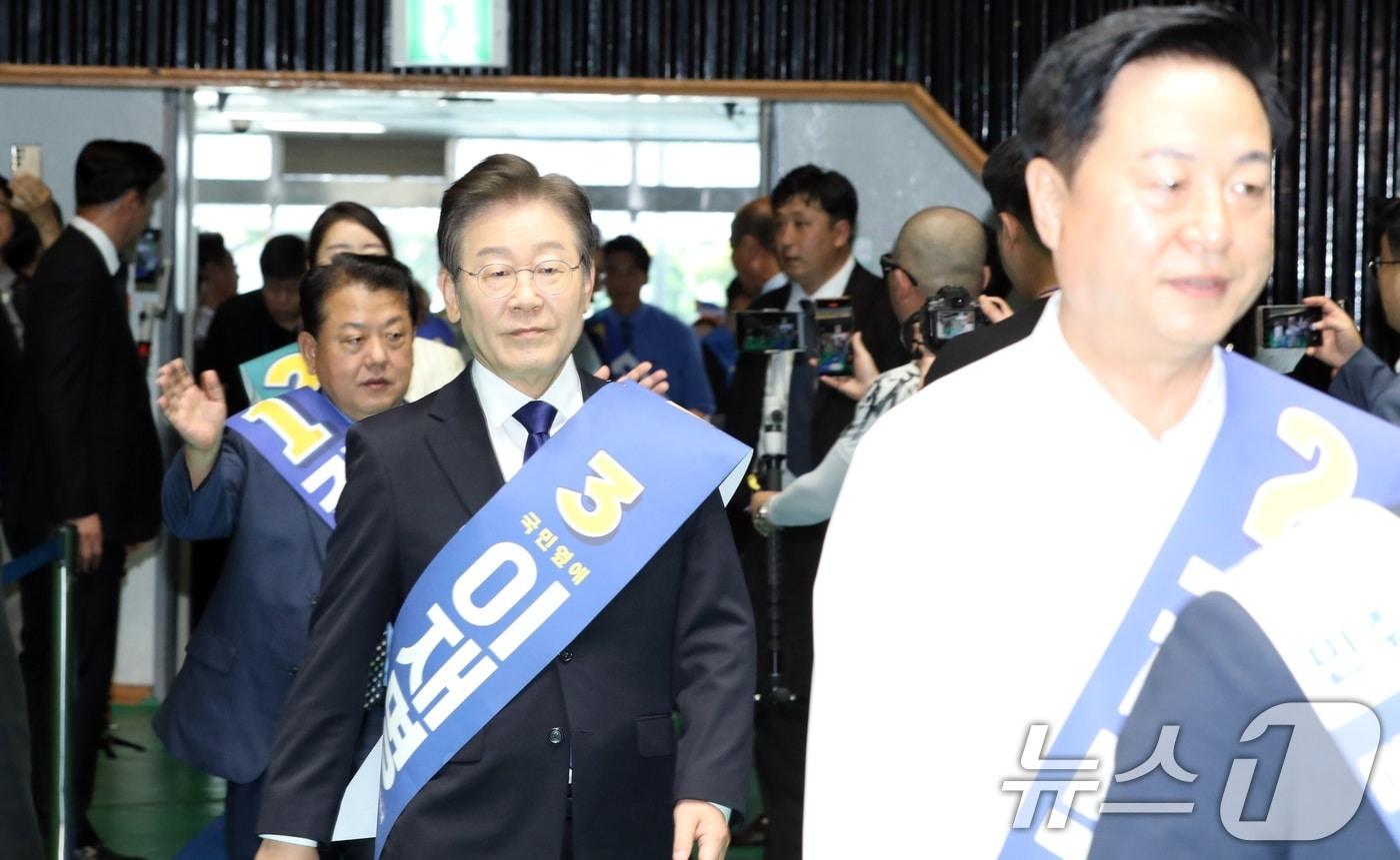 20일 오전 제주시 한라체육관에서 열린 더불어민주당 &#39;제1차 정기 전국당원대회&#40;전당대회&#41; 당대표·최고위원 후보자 합동연설회&#39;에서 이재명 후보와 김두관 후보가 입장하고 있다.2024.7.20/뉴스1 ⓒ News1 고동명 기자