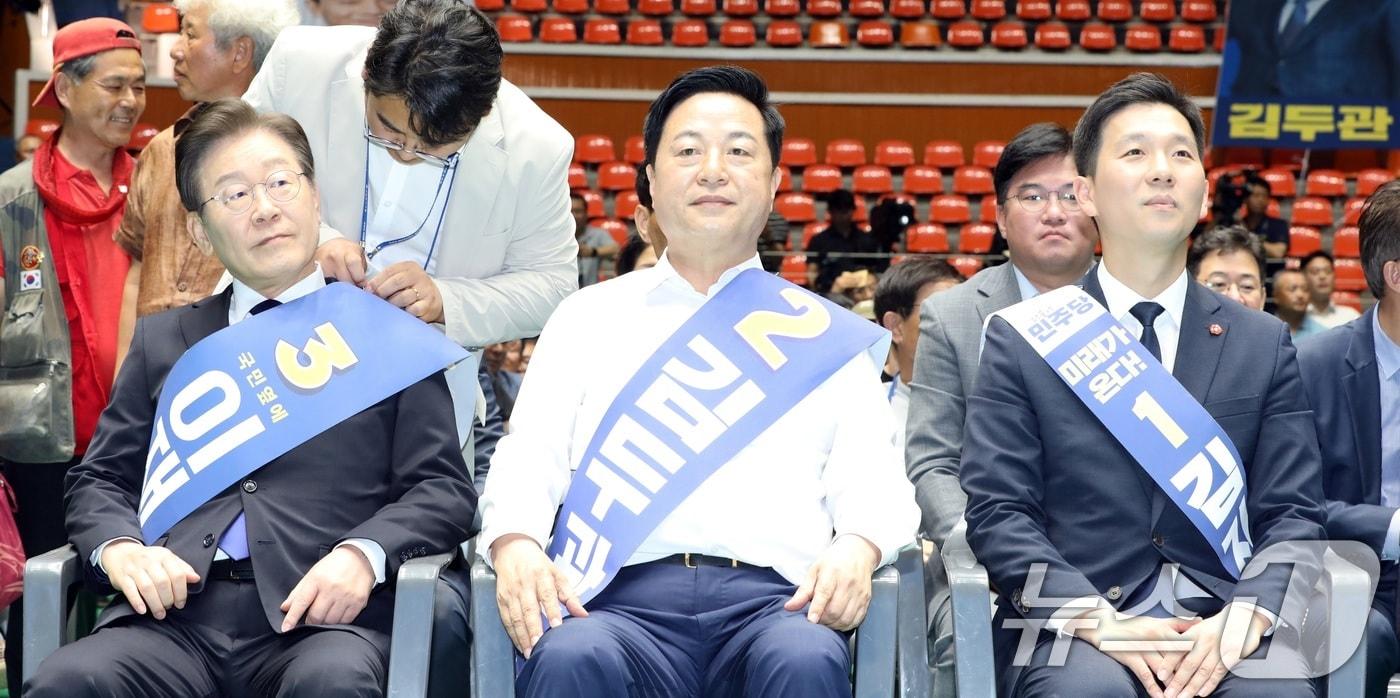 20일 오전 제주시 한라체육관에서 열린 더불어민주당 &#39;제1차 정기 전국당원대회&#40;전당대회&#41; 당대표·최고위원 후보자 합동연설회&#39;에서 이재명·김두관·김지수&#40;왼쪽부터&#41; 당 대표 후보가 나란히 앉아있다. 2024.7.20/뉴스1 ⓒ News1 고동명 기자