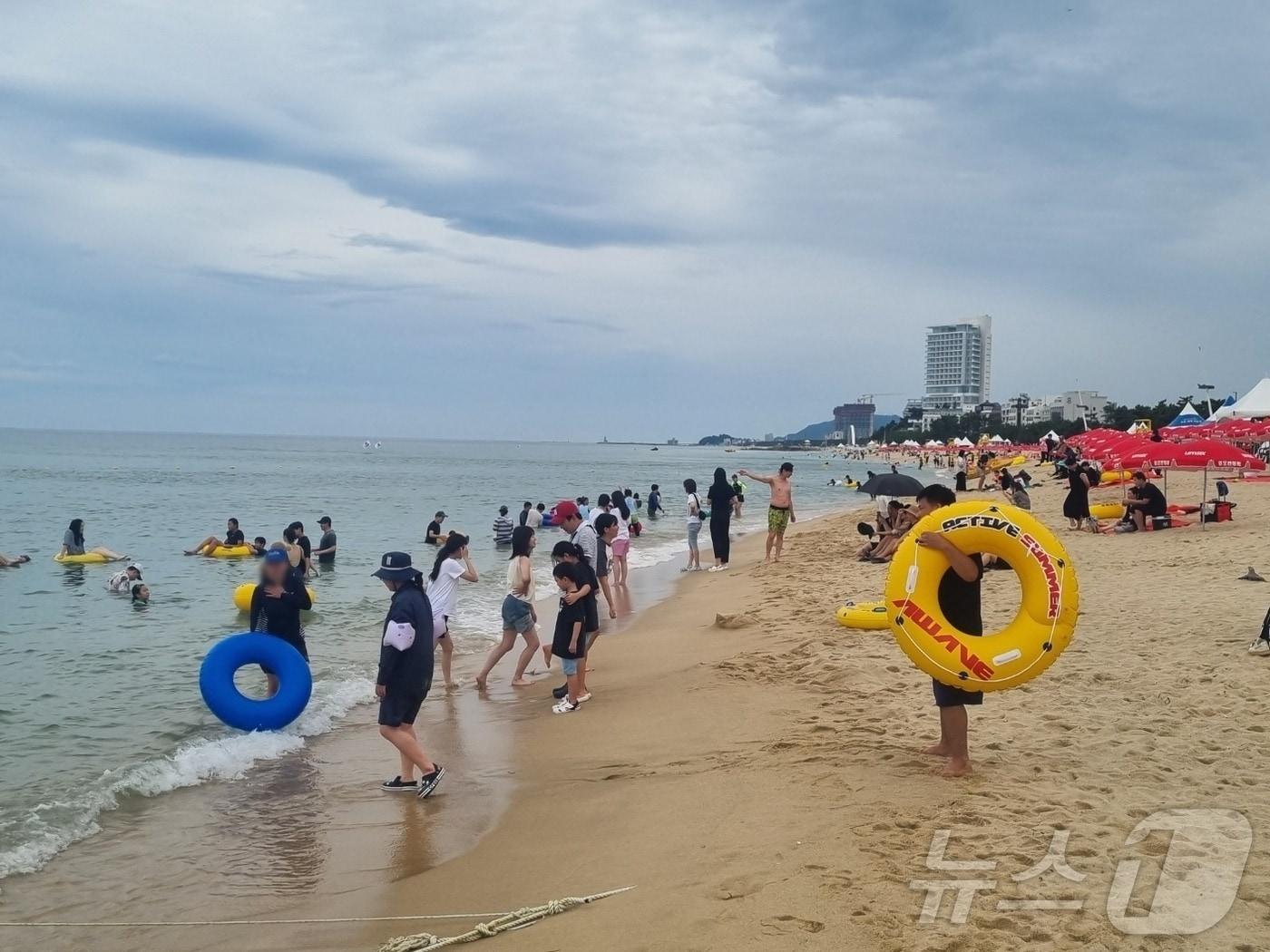 본격 휴가철이 시작된 20일 강원 강릉 경포해수욕장을 찾은 피서객들이 물놀이를 즐기고 있다.2024.7.20/뉴스1 윤왕근 기자