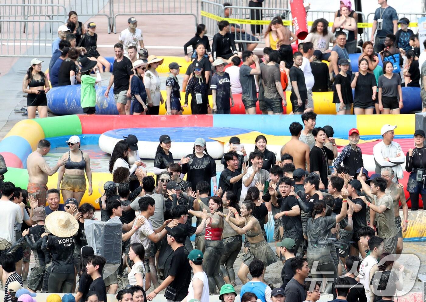 충남 보령 머드엑스포광장에서 열린 제27회 보령머드축제에서 관광객들이 즐거운 시간을 보내고 있다. /뉴스1 ⓒ News1 김기태 기자