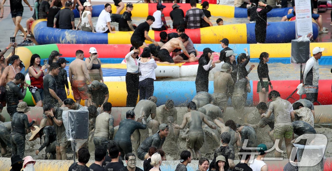 충남 보령 머드엑스포광장에서 열린 제27회 보령머드축제에서 관광객들이 즐거운 시간을 보내고 있다.  2024.7.20/뉴스1 ⓒ News1 김기태 기자