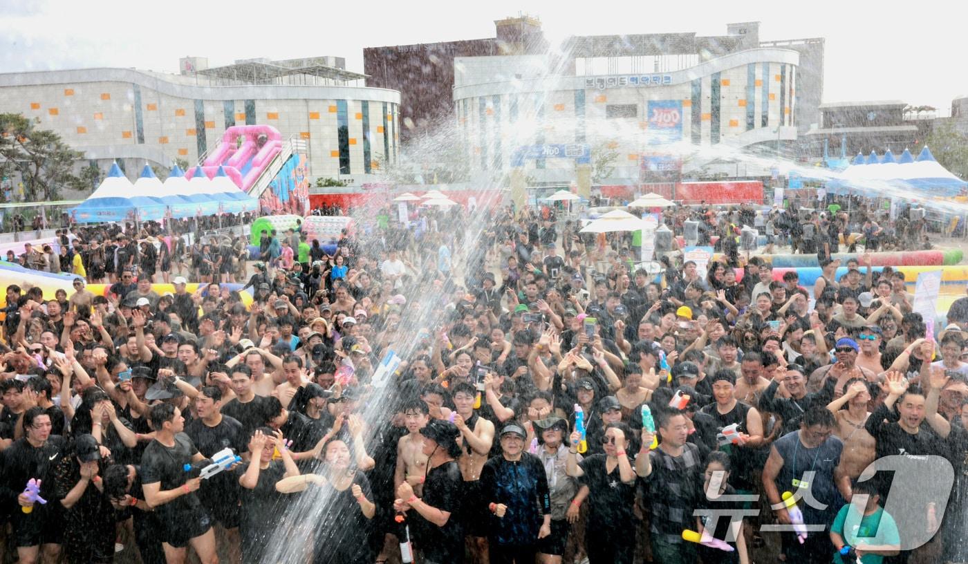 20일 충남 보령 머드엑스포광장에서 열린 제27회 보령머드축제에서 관광객들이 즐거운 시간을 보내고 있다. 다음달 4일까지 이어지는 이번 축제에는 머드탕, 머드 슬라이드, 머드 마사지 등 다양한 행사를 마련해 관광객에게 즐거움을 선사한다. 2024.7.20/뉴스1 ⓒ News1 김기태 기자