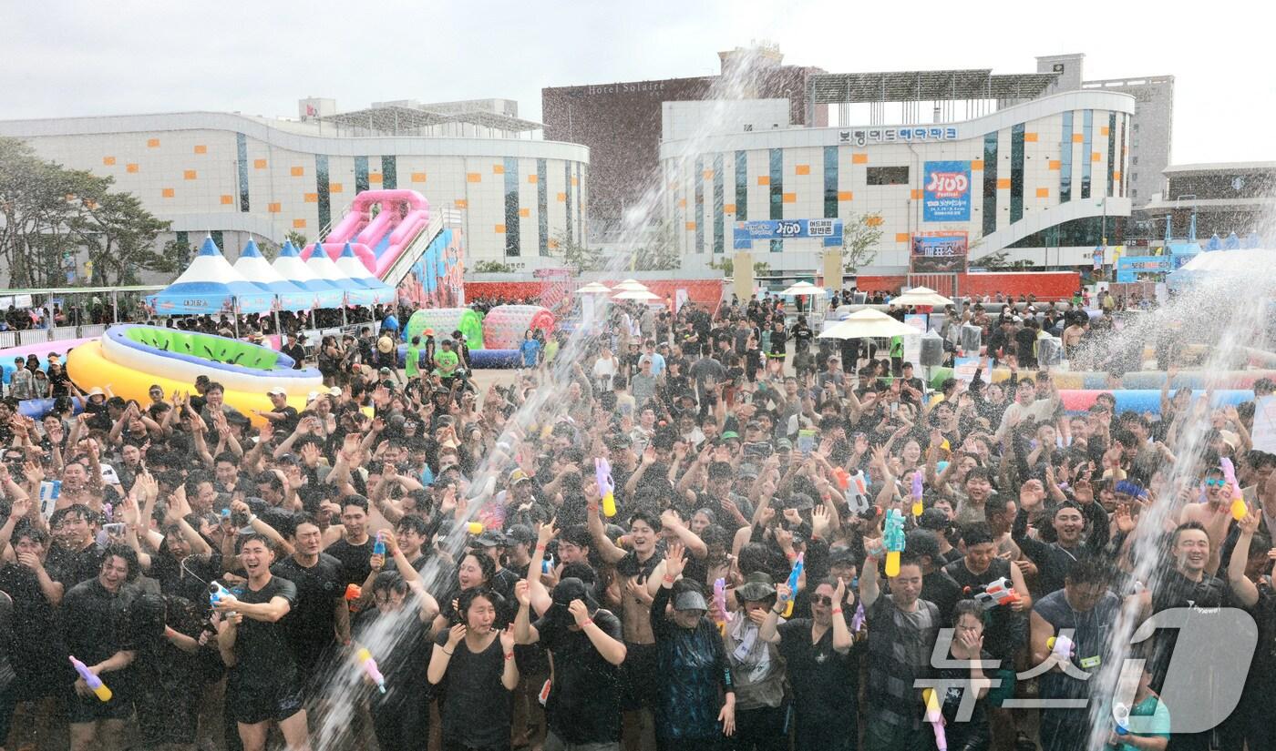 20일 충남 보령 머드엑스포광장에서 열린 제27회 보령머드축제에서 관광객들이 즐거운 시간을 보내고 있다. 다음달 4일까지 이어지는 이번 축제에는 머드탕, 머드 슬라이드, 머드 마사지 등 다양한 행사를 마련해 관광객에게 즐거움을 선사한다. 2024.7.20/뉴스1 ⓒ News1 김기태 기자