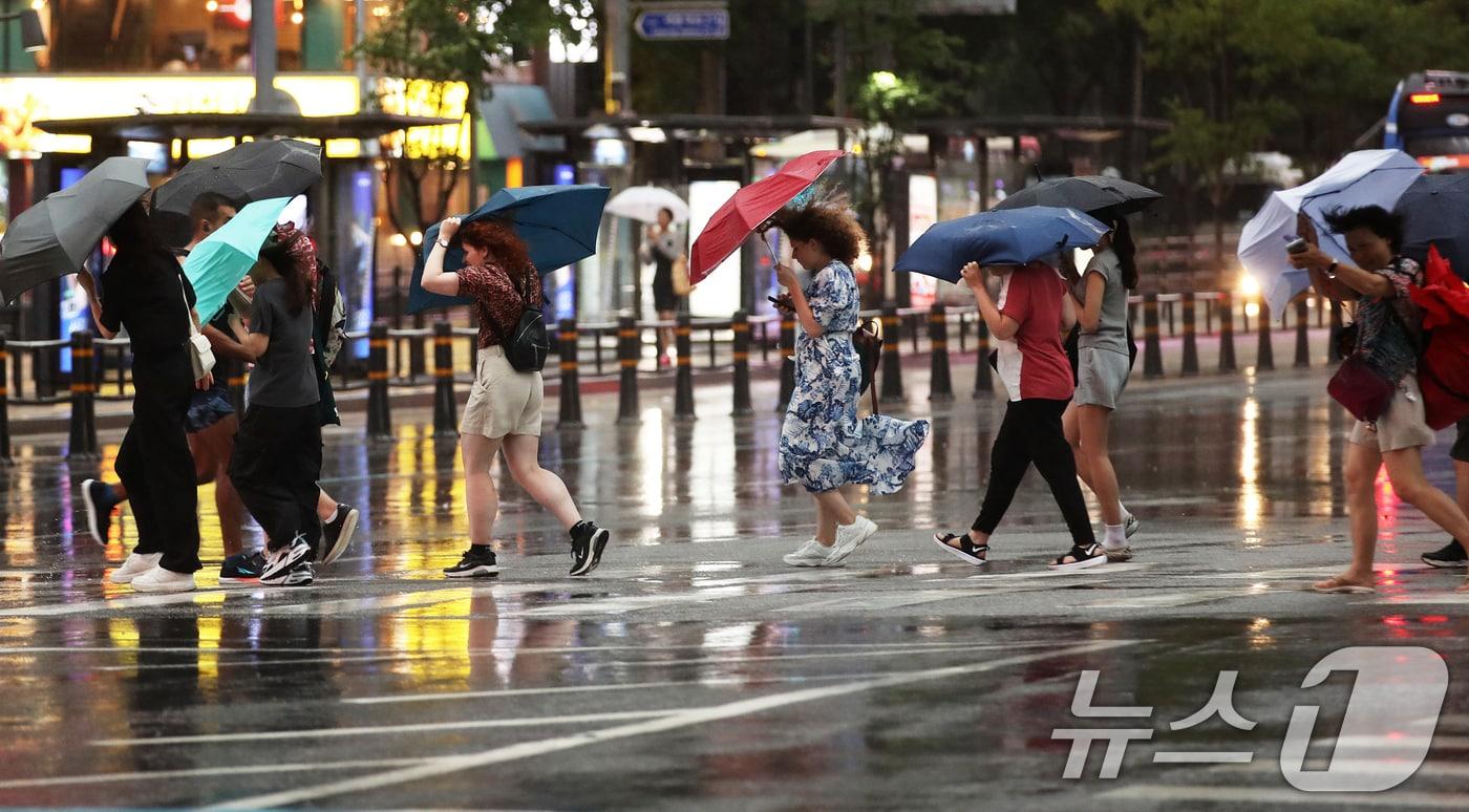 서울을 비롯한 중부지방에 장맛비가 다시 시작된 가운데 20일 오후 서울 종로구 광화문네거리 횡단보도에서 시민들이 귀갓길 발걸음을 재촉하고 있다. 기상청은 남부에 &#39;강한 비&#39;를 뿌린 비구름이 점차 북상하며 충청과 수도권에 많은 비를 내릴 것으로 내다보고 있다. 2024.7.20/뉴스1 ⓒ News1 오대일 기자