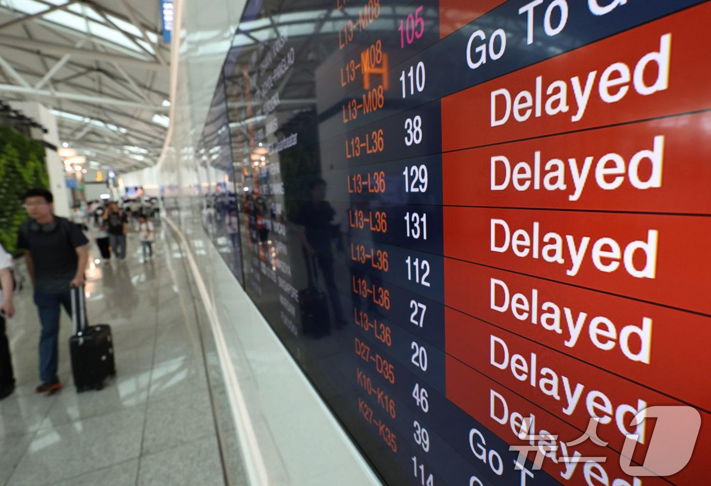 인천국제공항 출국장 전광판에 항공편 지연을 알리는 안내가 표시되고 있다. 19일 미국 마이크로소프트&#40;MS&#41; 클라우드 서비스 장애와 관련해 인천공항에 취항하는 국내외 항공사들의 발권시스템 먹통으로 항공기 지연·결항이 속출했다. 2024.7.21/뉴스1 ⓒ News1 구윤성 기자