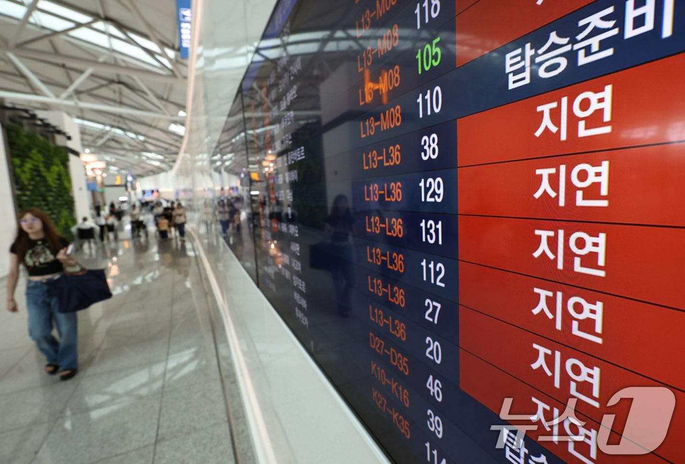 21일 인천국제공항 출국장 전광판에 항공편 지연을 알리는 안내가 표시되고 있다. 지난 19일 미국 마이크로소프트&#40;MS&#41; 클라우드 서비스 장애와 관련해 인천공항에 취항하는 국내외 항공사들의 발권시스템 먹통으로 항공기 지연·결항이 속출했다. 2024.7.21/뉴스1 ⓒ News1 구윤성 기자