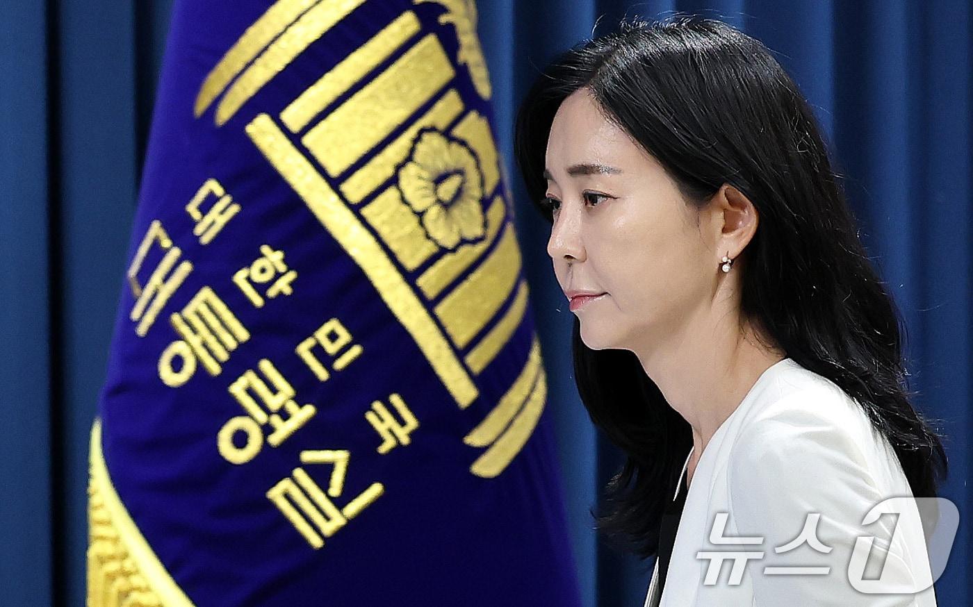 정혜전 대통령실 대변인이 21일 오후 서울 용산 대통령실 청사 브리핑룸에서 현안 관련 브리핑을 하기 위해 단상으로 이동하고 있다. 2024.7.21/뉴스1 ⓒ News1 박지혜 기자