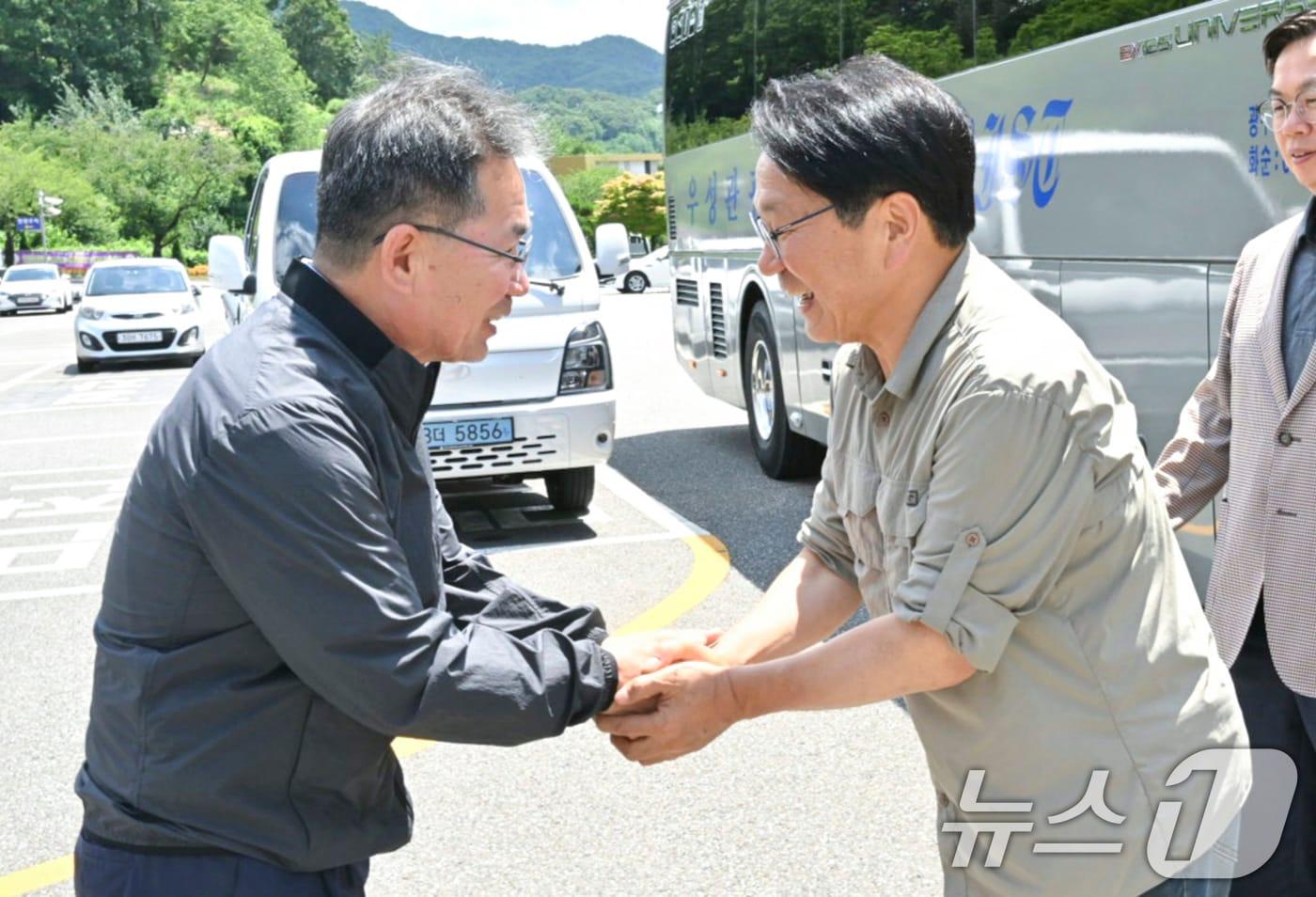 강기정 광주시장이 21일 대구 군위군을 방문해 김진열 군위군수와 악수를 하고 있다.&#40;광주시 제공&#41;2024.7.21/뉴스1 ⓒ News1 박준배 기자