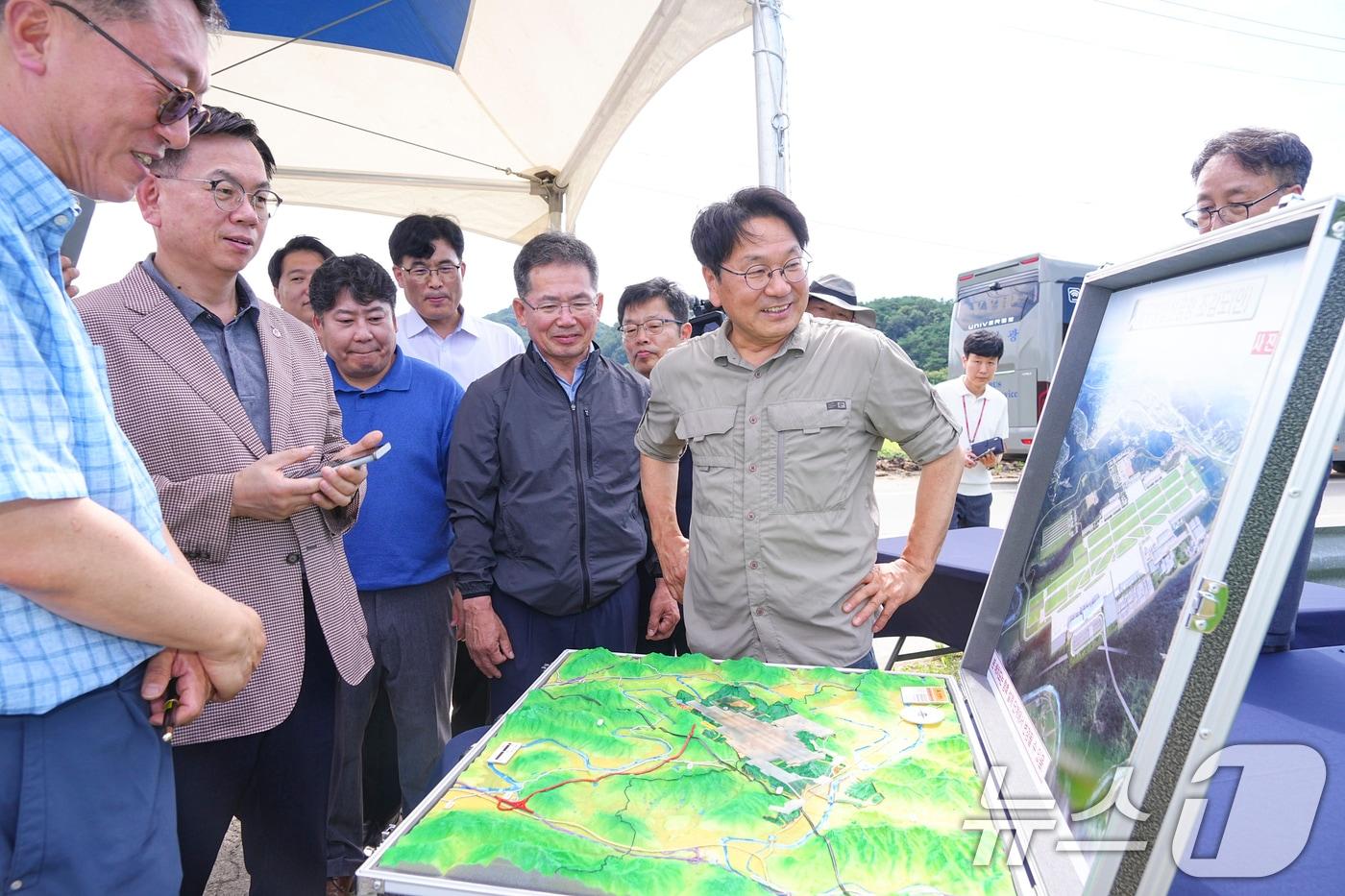 강기정 광주시장이 21일 대구 군위군 소보면 대구경북 통합신공항 부지를 찾아 김진열 군위군수, 대구시 관계자 등과 조감도를 보며 건립 현황을 살펴보고 있다.&#40;광주시 제공&#41;2024.7.21/뉴스1 