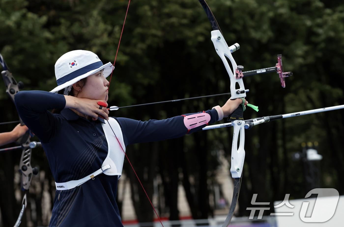 2024 파리올림픽 양궁대표팀 남수현 선수가 21일 오후 프랑스 파리 앵발리드에서 첫 훈련을 하고 있다. 2024.7.21/뉴스1 ⓒ News1 박정호 기자