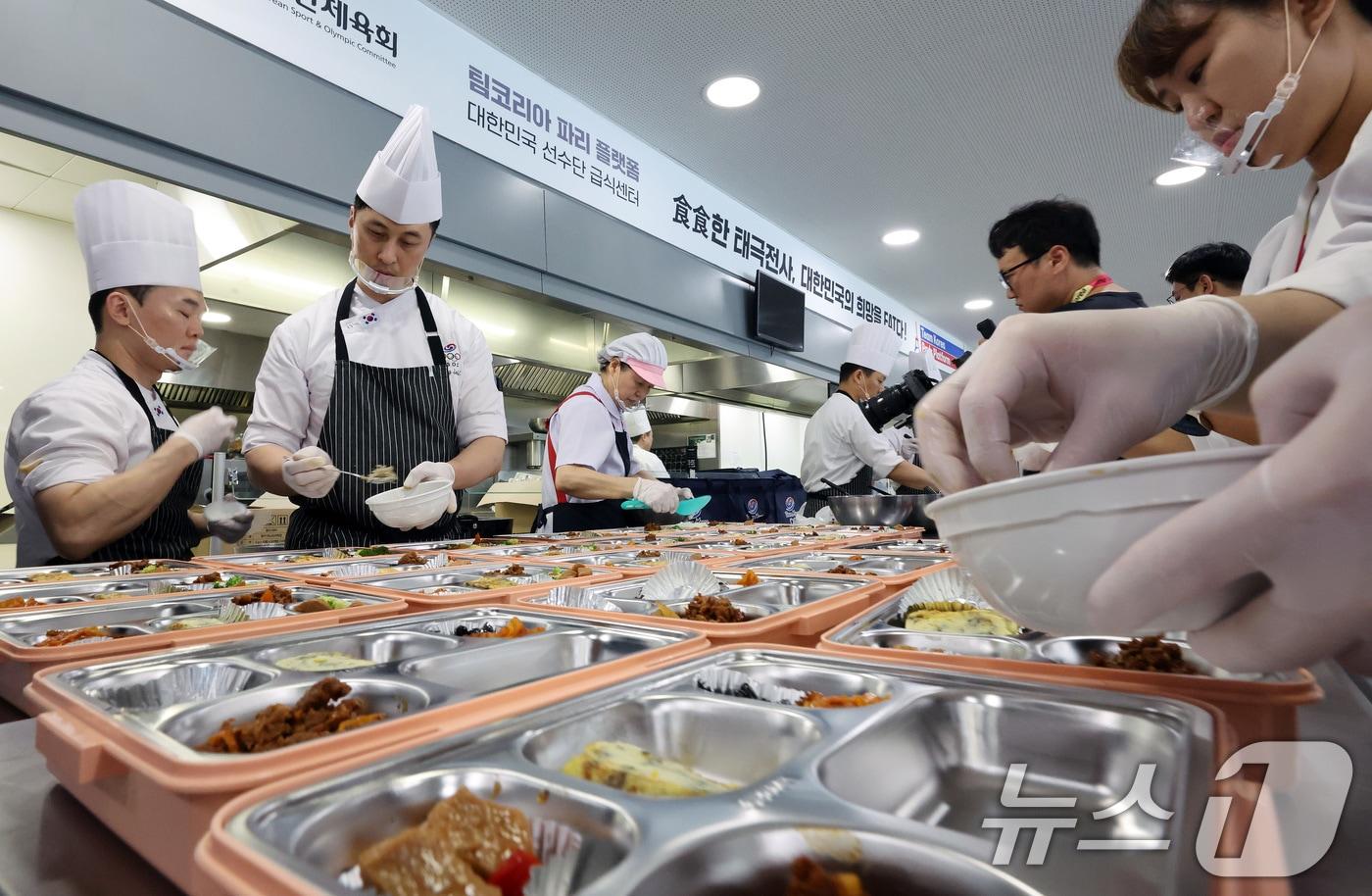 21일&#40;한국시간&#41; 대한민국 선수단의 사전캠프인 프랑스 퐁텐블로 &#39;팀코리아 파리 플랫폼&#39;에서 영양사와 요리사들이 선수촌에 입촌해 있는 탁구와 체조 선수들의 도시락 배달을 위해 준비하고 있다. 2024.7.21/뉴스1 ⓒ News1 이동해 기자