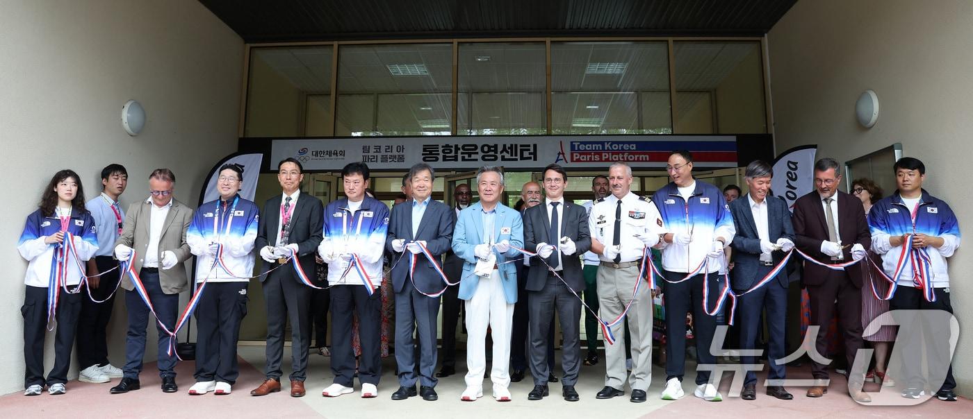 이기흥 대한체육회장과 퐁텐블로 시장을 비롯한 참석자들이 21일&#40;한국시간&#41; 프랑스 퐁텐블로 팀코리아 파리 플랫폼에서 열린 오픈데이에서 테이프커팅을 하고 있다. 2024.7.21/뉴스1 ⓒ News1 이동해 기자