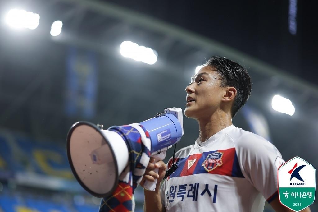 이승우가 21일 팬들에게 직접 전북 현대로의 이적 소식을 전하고 있다. &#40;한국프로축구연맹 제공&#41;