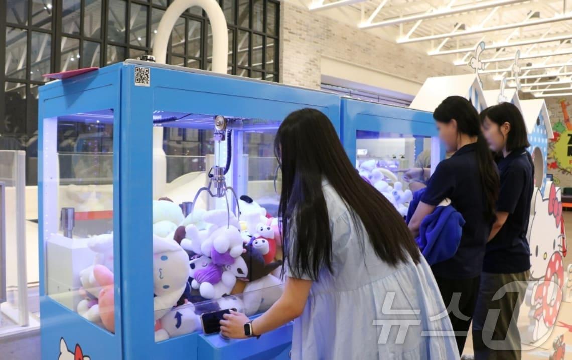 대구신세계백화점은 오는 8월까지 &#39;헬로키티 헬로서머&#39;를 테마로 다양한 이벤트를 진행한다. 사진은 한 어린이가 헬로키티 캐릭터 인형 뽑기를 하는 모습.&#40;대구신세계백화점 제공&#41;