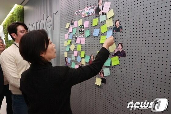 오영주 중소벤처기업부 장관이 티오더 임직원들과 대화하고 있다.&#40;중소벤처기업부 제공&#41;