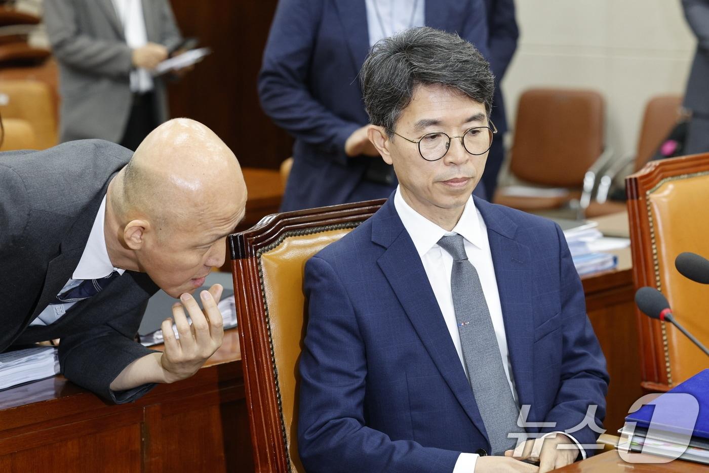 김완섭 환경부 장관 후보자가 22일 오전 서울 여의도 국회 환경노동위원회에서 열린 인사청문회에 출석해 관계자와 대화를 나누고 있다. 2024.7.22/뉴스1 ⓒ News1 안은나 기자