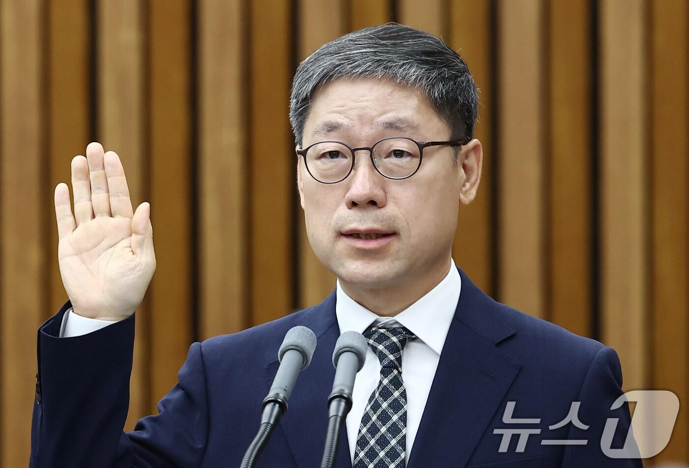 노경필 대법관 후보자가 22일 오전 서울 여의도 국회에서 열린 인사청문회에서 선서하고 있다. 2024.7.22/뉴스1 ⓒ News1 김민지 기자