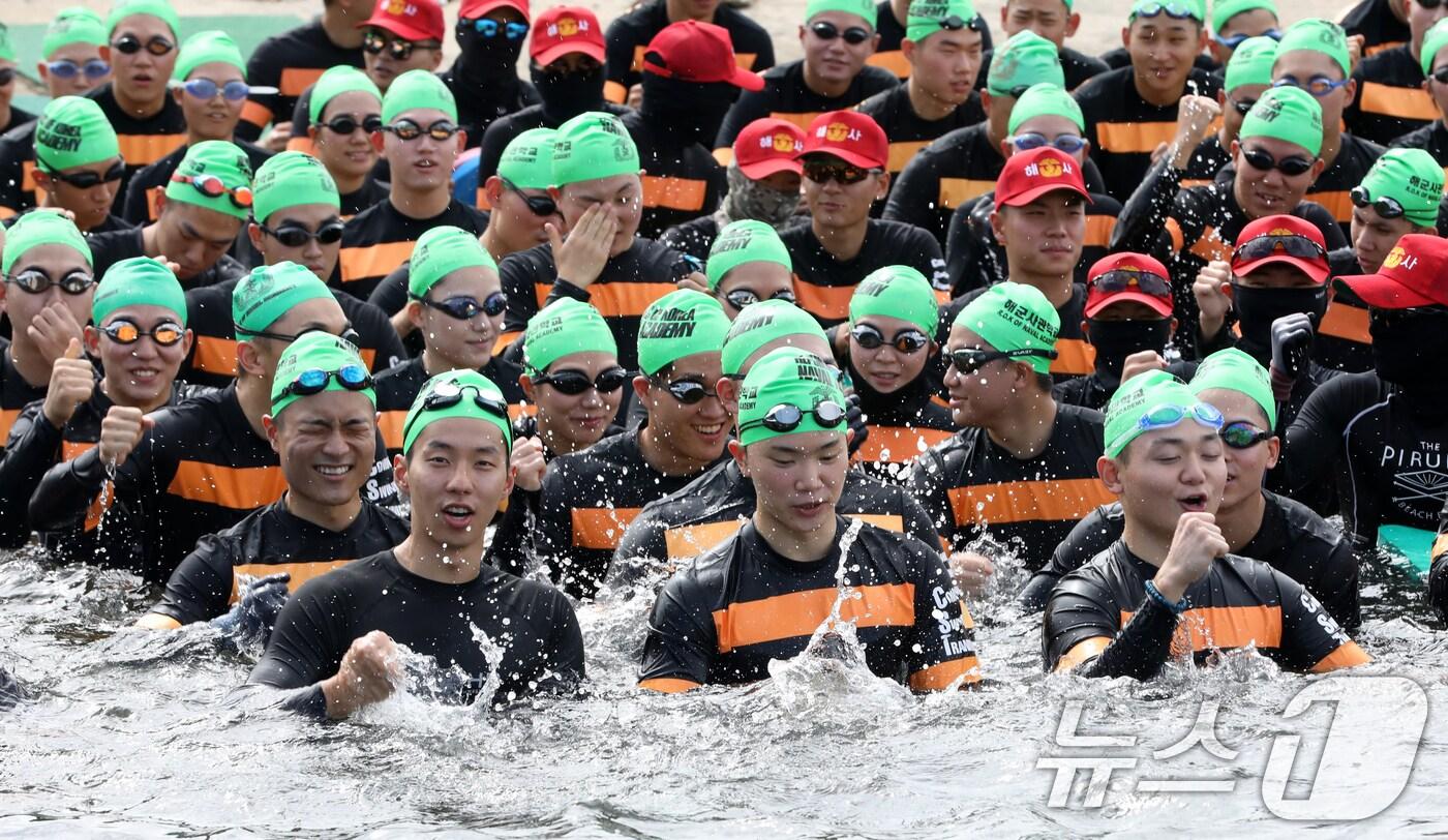 절기상 대서인 22일 오전 해군사관학교 생도들이 경남 창원시 진해구 해군사관학교 옥포만 해상훈련장에서 전투 수영에 앞서 군가를 부르고 있다. 2024.7.22/뉴스1 ⓒ News1 윤일지 기자