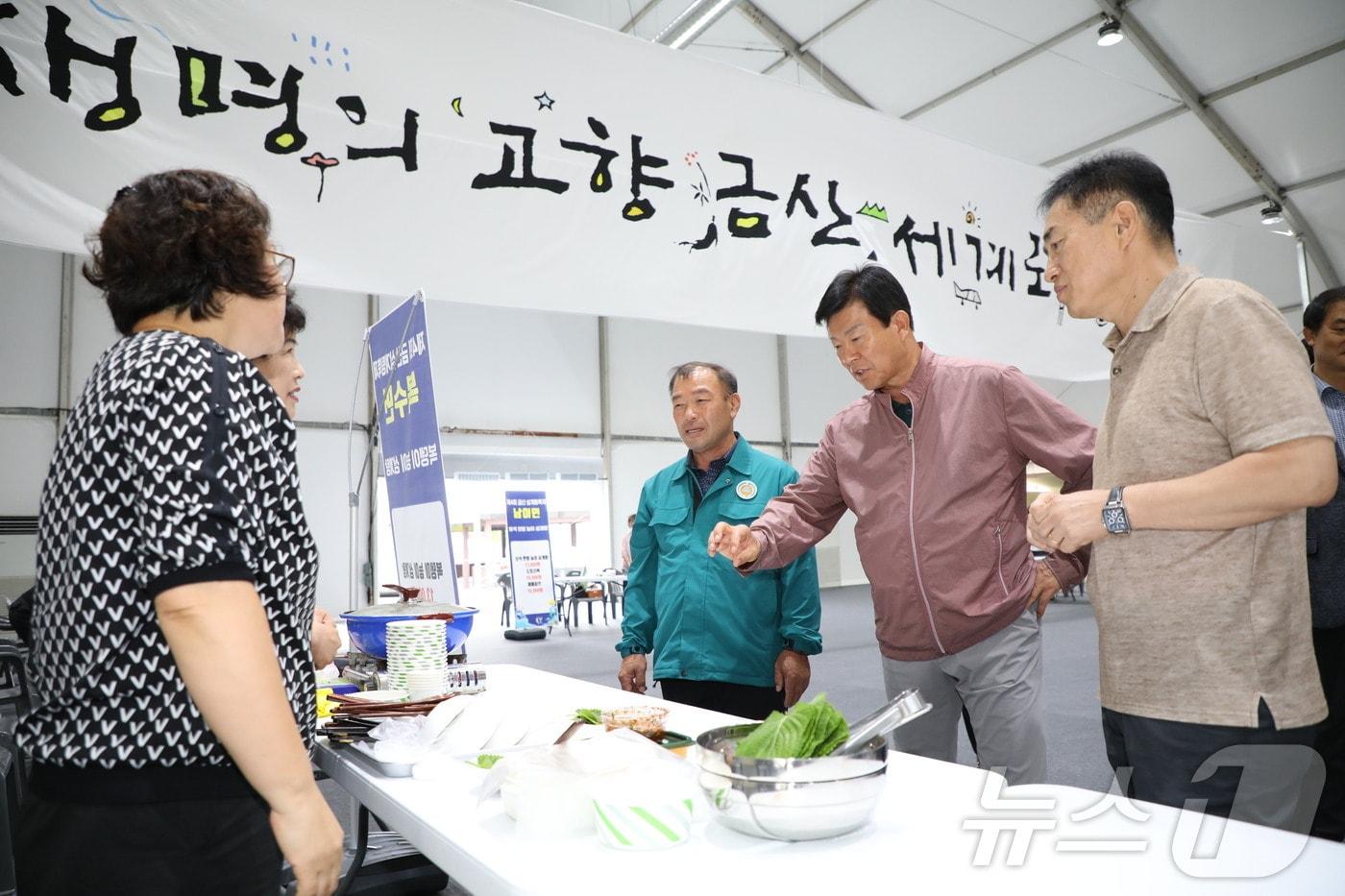 박범인 군수&#40;오른쪽 두번째&#41;가 삼계탕축제 음식 품평회를 하고 있다. &#40;금산군 제공&#41;/ 뉴스1 ⓒ News1