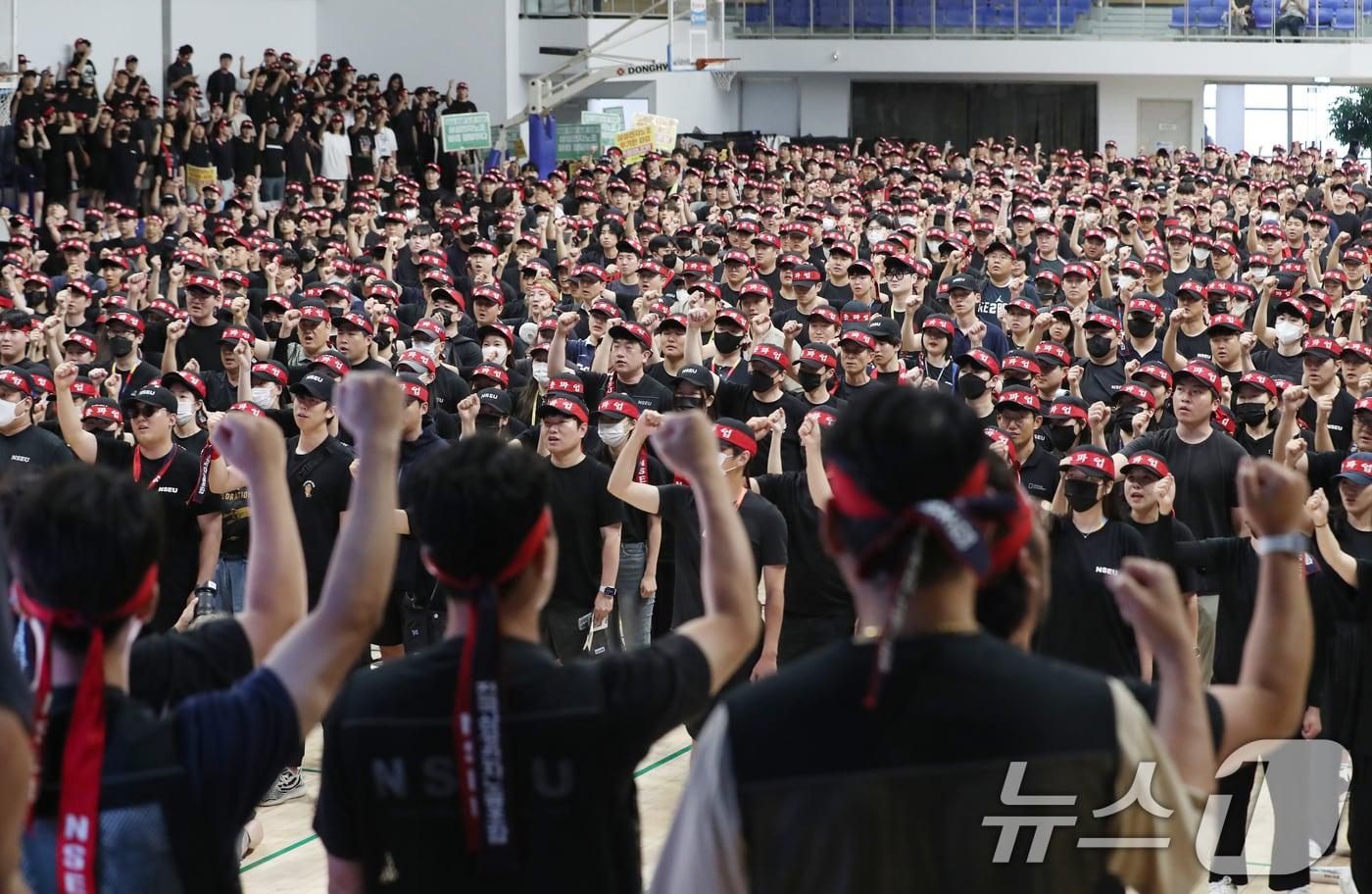 전국삼성전자노동조합 조합원들이 22일 오전 경기 용인시 기흥구 삼성세미콘스포렉스에서 열린 총파업 승리궐기대회에서 구호를 외치고 있다. 2024.7.22/뉴스1 ⓒ News1 김영운 기자