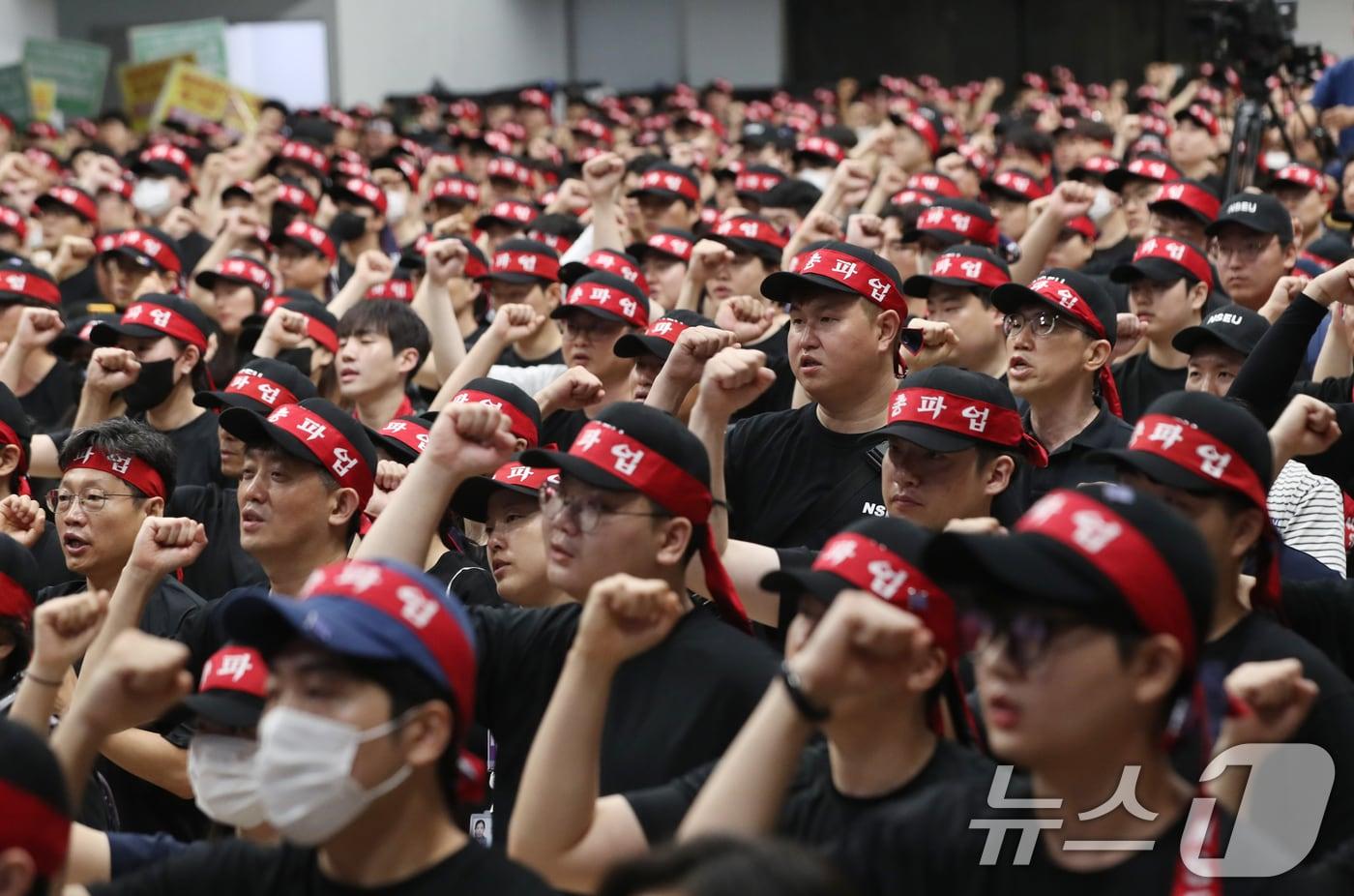 전국삼성전자노동조합 조합원들이 22일 오전 경기 용인시 기흥구 삼성세미콘스포렉스에서 열린 총파업 승리궐기대회에서 구호를 외치고 있다. 2024.7.22/뉴스1 ⓒ News1 김영운 기자