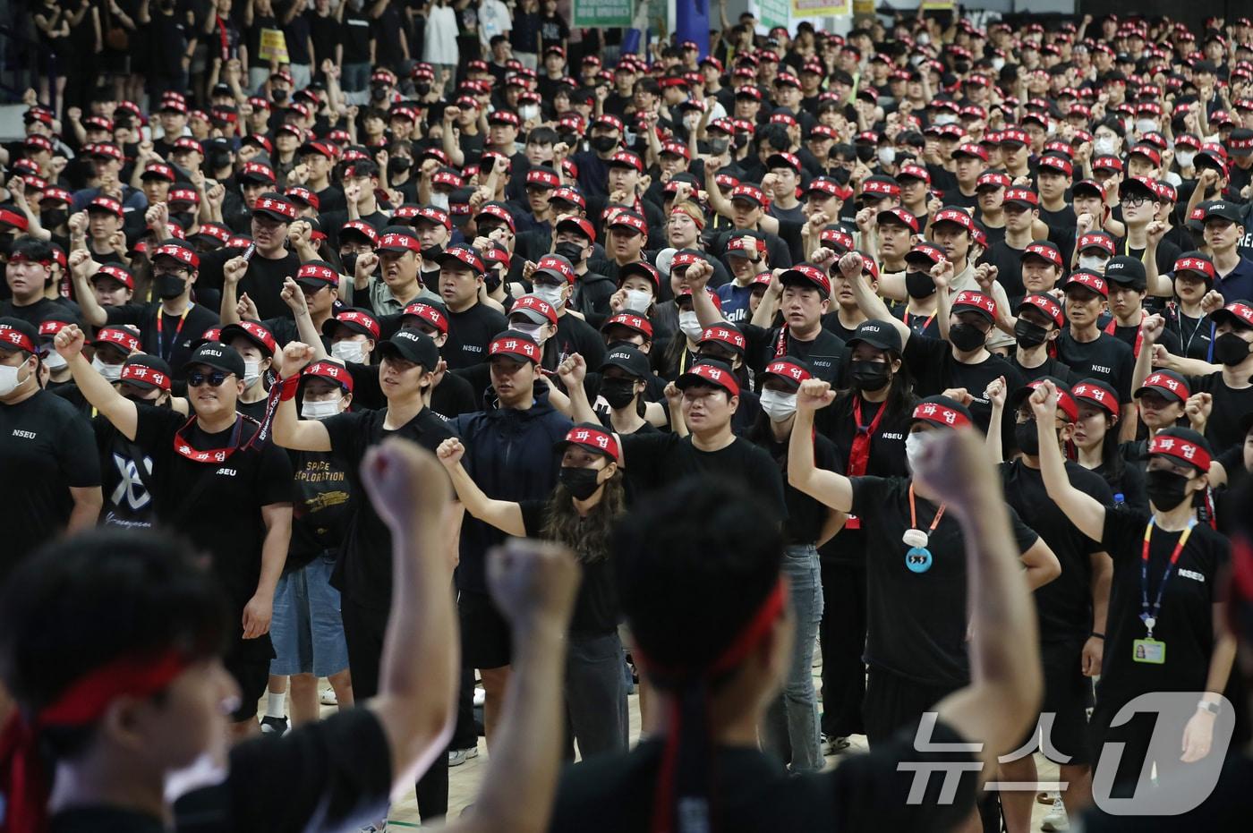 전국삼성전자노동조합 조합원들이 22일 오전 경기 용인시 기흥구 삼성세미콘스포렉스에서 열린 총파업 승리궐기대회에서 구호를 외치고 있다. 2024.7.22/뉴스1 ⓒ News1 김영운 기자