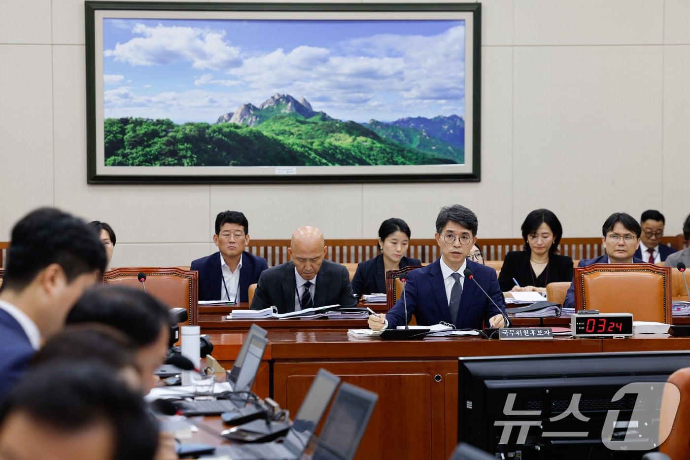 김완섭 환경부 장관 후보자가 22일 오전 서울 여의도 국회 환경노동위원회에서 열린 인사청문회에서 의원 질의에 답하고 있다. 2024.7.22/뉴스1 ⓒ News1 안은나 기자