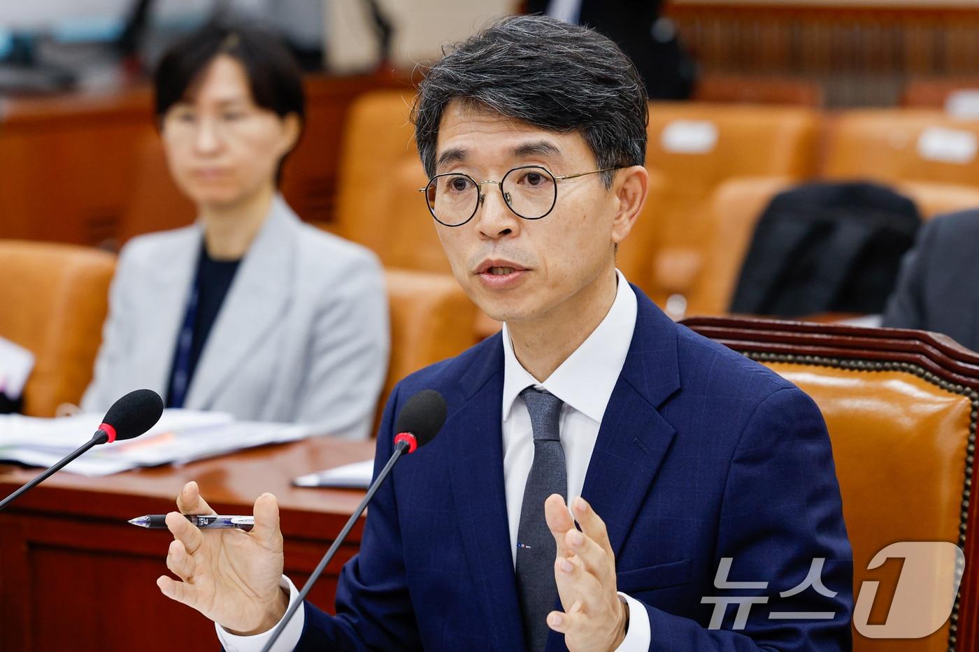 김완섭 환경부 장관 후보자가 22일 오전 서울 여의도 국회 환경노동위원회에서 열린 인사청문회에서 의원 질의에 답하고 있다. 2024.7.22/뉴스1 ⓒ News1 안은나 기자