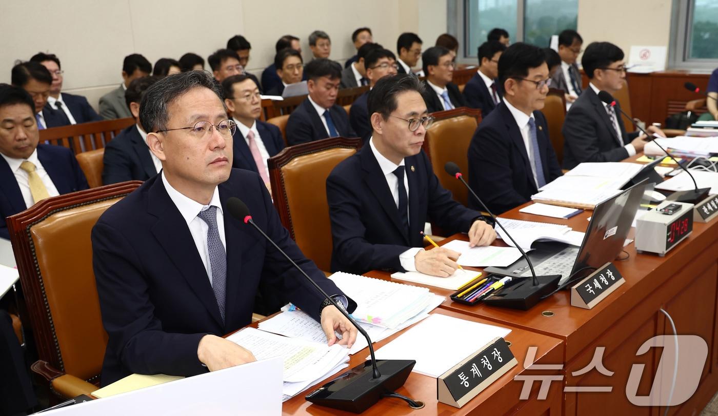 이형일 통계청장&#40;왼쪽부터&#41;, 강민수 국세청장, 고광효 관세청장, 임기근 조달청장이 22일 오전 서울 여의도 국회에서 열린 기획재정위원회 전체회의에 출석해 자리하고 있다. 2024.7.22/뉴스1 ⓒ News1 김민지 기자