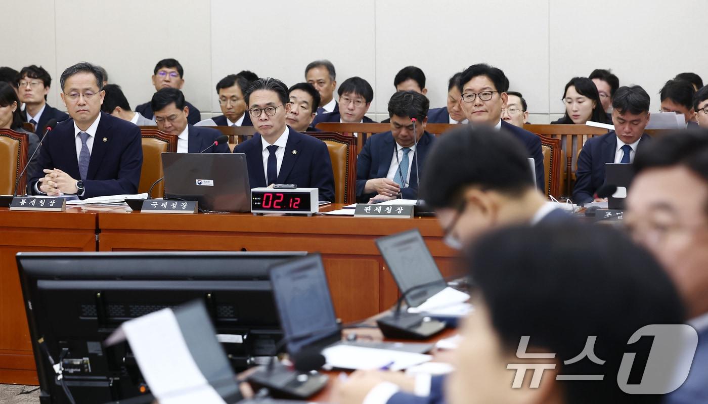 이형일 통계청장&#40;왼쪽부터&#41;, 강민수 국세청장, 고광효 관세청장이 22일 오전 서울 여의도 국회에서 열린 기획재정위원회 전체회의에 출석, 의원 질의를 듣고 있다. 2024.7.22/뉴스1 ⓒ News1 김민지 기자