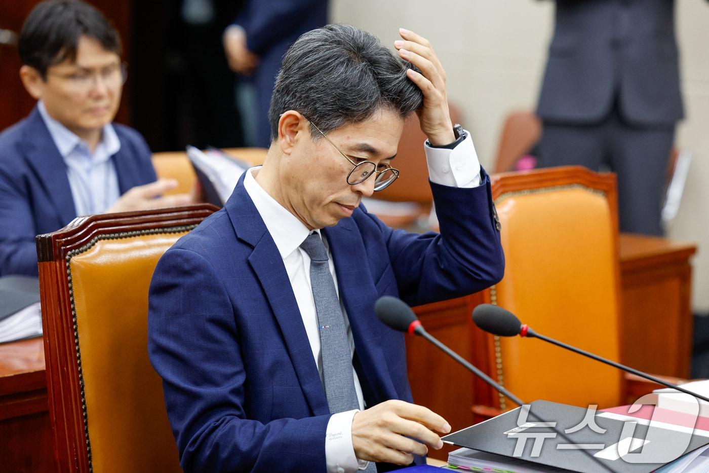 김완섭 환경부 장관 후보자가 22일 오전 서울 여의도 국회 환경노동위원회에서 열린 인사청문회에서 자료를 살피고 있다. 2024.7.22/뉴스1 ⓒ News1 안은나 기자