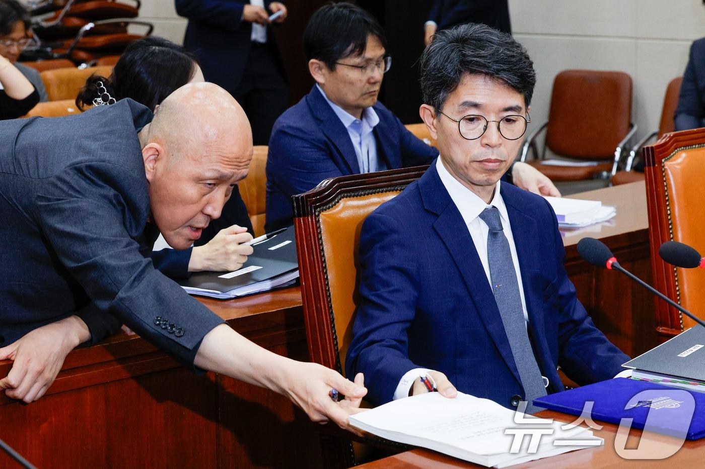 김완섭 환경부 장관 후보자가 22일 오전 서울 여의도 국회 환경노동위원회에서 열린 인사청문회에서 자료를 건네받고 있다. 2024.7.22/뉴스1 ⓒ News1 안은나 기자