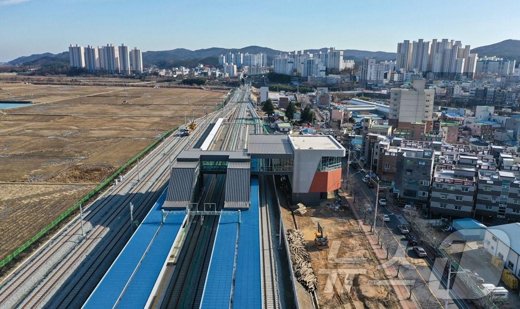 수만 명이 밀집 거주하는 신도시 한복판을 지나는 울주군 &#39;온산선&#39; 모습. 황산 등 위험물질이 수송되는 상황에서 사고 발생 시 엄청난 피해가 예상되자 울주군민들의  폐선 여론이 갈수록 커지고 있다.