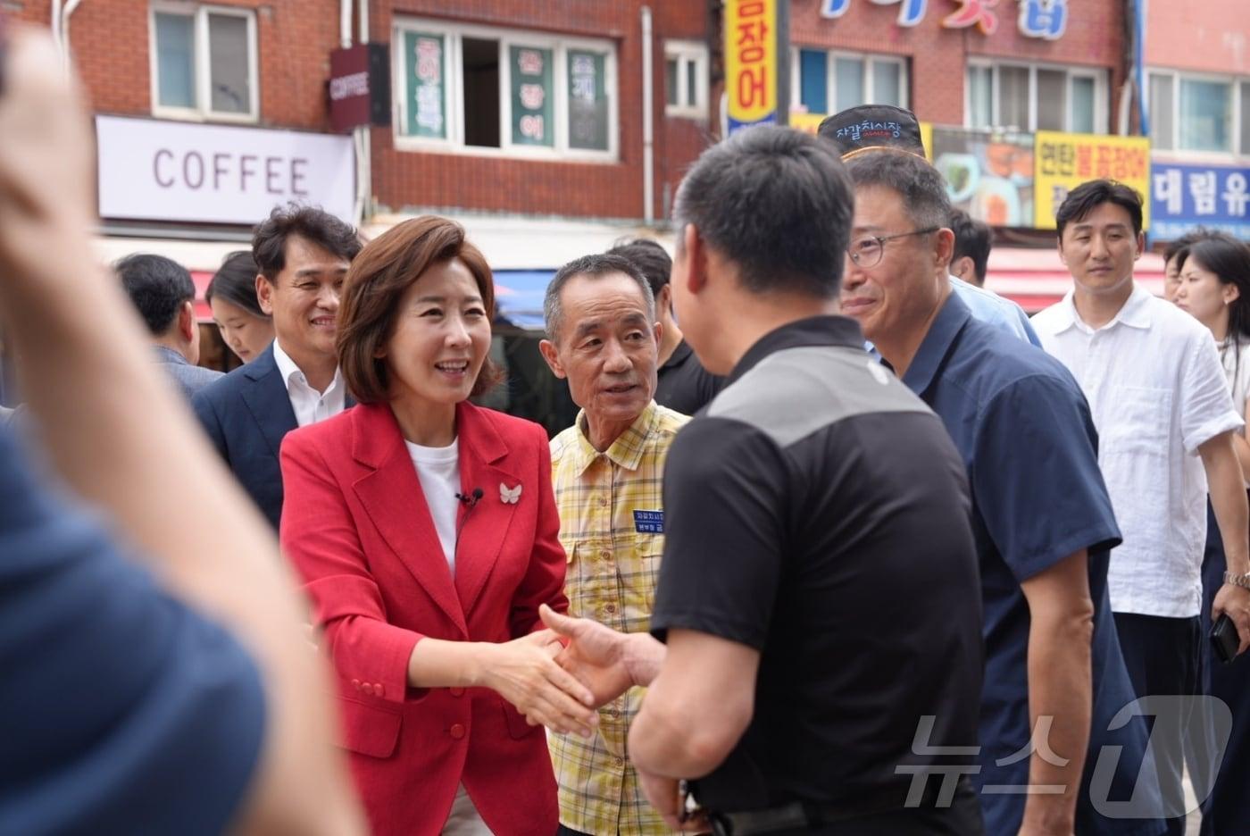 나경원 국민의힘 당 대표 후보가 22일 오전 부산 자갈치시장을 찾아 상인들과 인사를 하고 있다.2024.7.22.손연우 기자