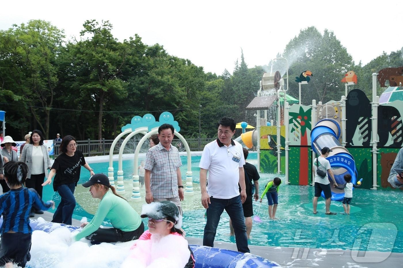 관악산공원 물놀이장을 살펴보고 있는 박준희 관악구청장.&#40;관악구 제공&#41;