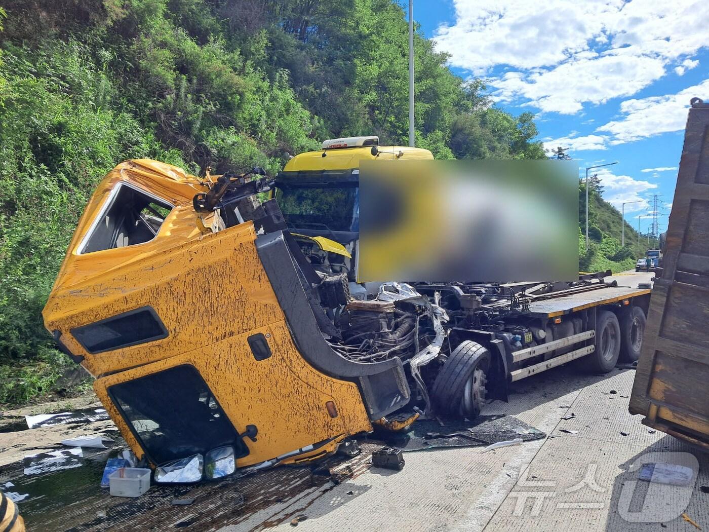 22일 오전 발생한 울산 울주군 청량읍 신항로 자동자전용도로서 발생한 교통사고 현장사진.&#40;울산소방본부제공&#41;