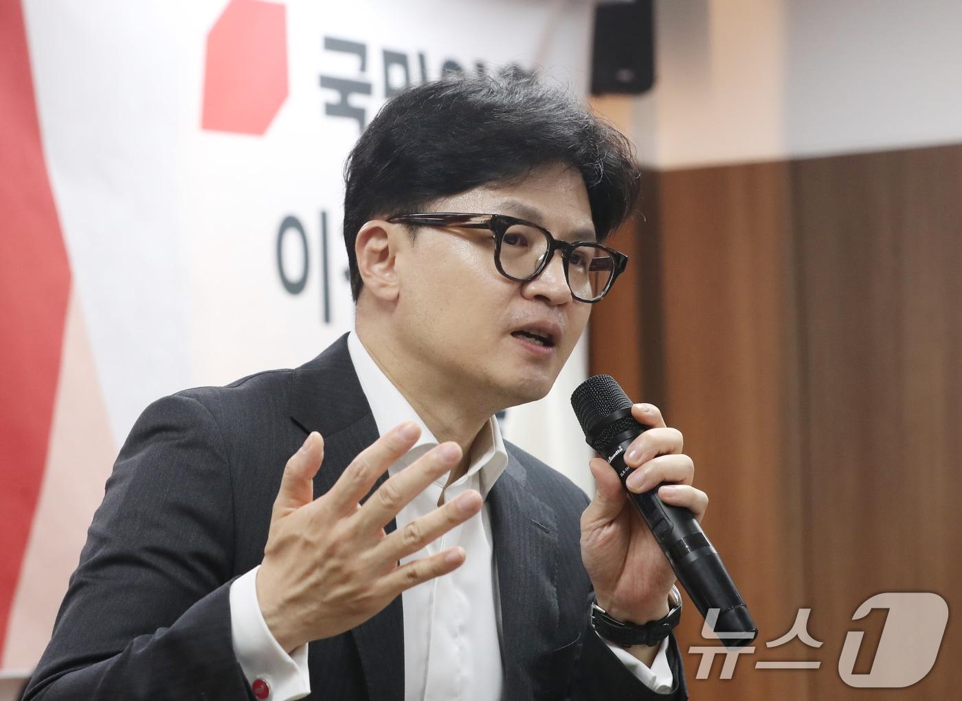 한동훈 국민의힘 당대표 후보가 22일 오후 경기 이천시 송석준 의원 사무실에서 열린 이천시 당원협의회를 찾아 연설하고 있다. 2024.7.22/뉴스1 ⓒ News1 김영운 기자