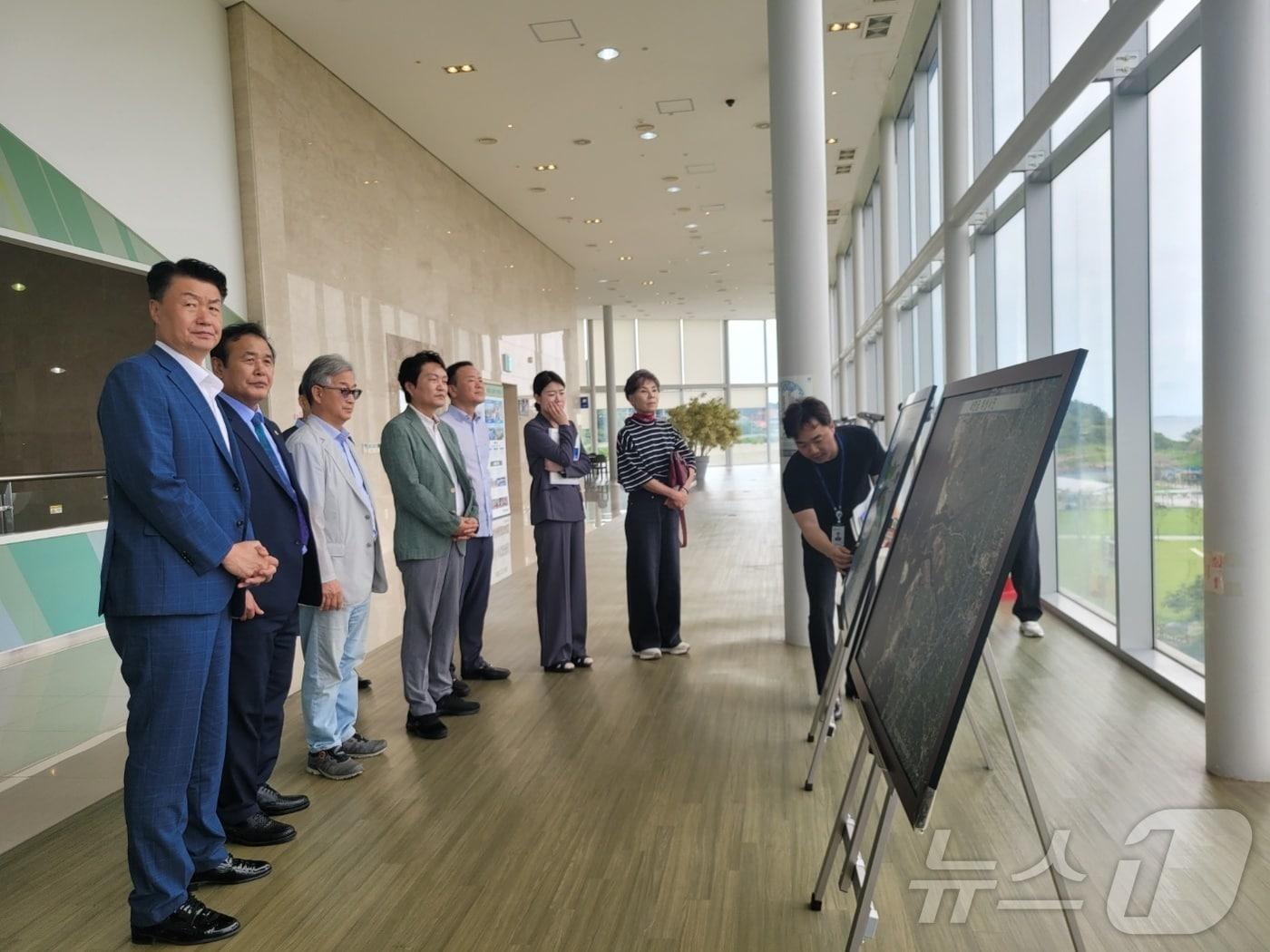 22일 전북자치도의회 경제산업건설위원회가 새만금 주요사업의 추진상황을 직접 확인하고 관련 기관의 의견을 청취했다.&#40;의회제공&#41;2024.7.22/뉴스1