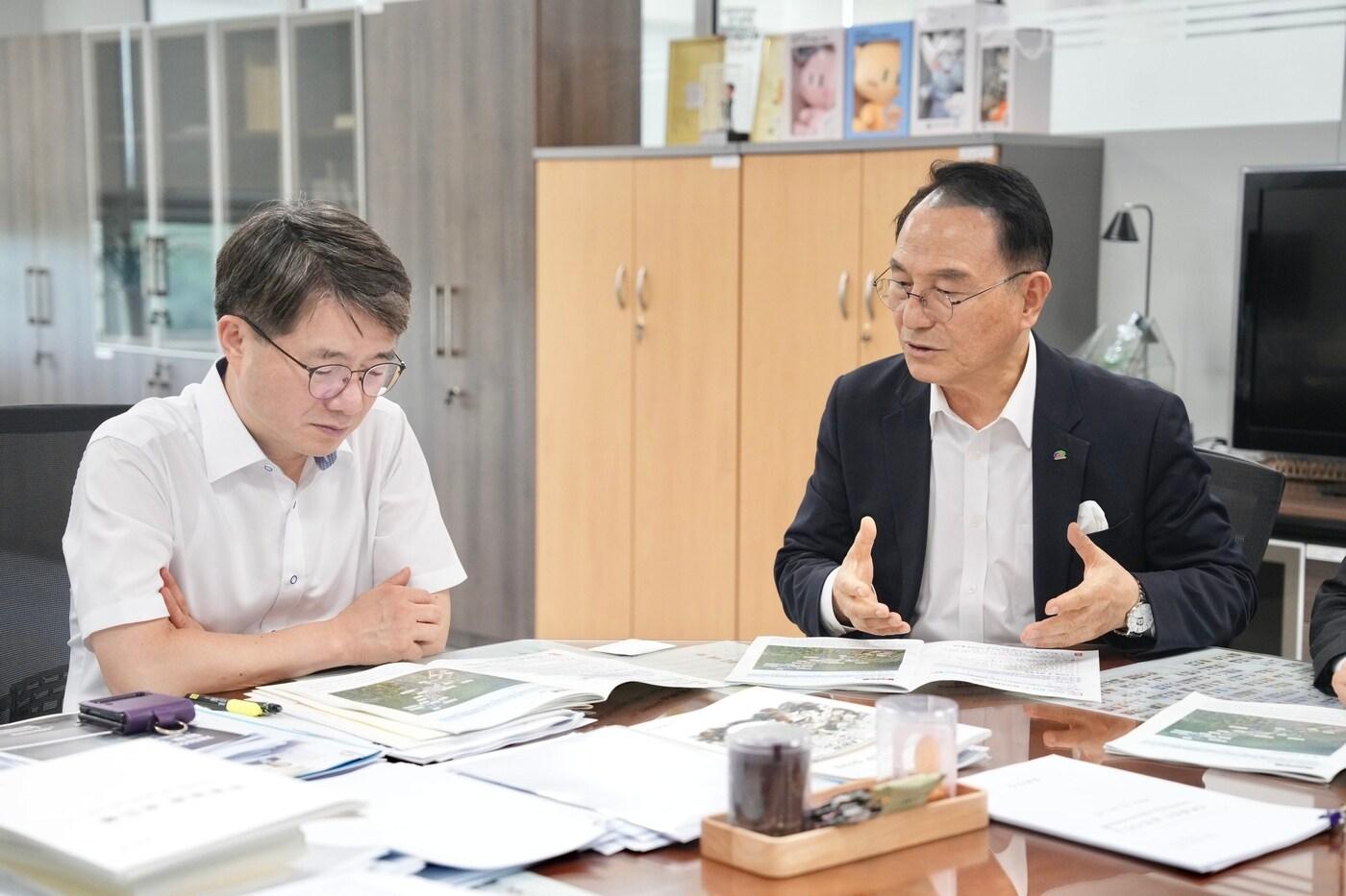 박상돈 천안시장&#40;오른쪽&#41;이 22일 기획재정부를 방문해 내년도 국비 지원을 요청하고 있다. &#40;천안시청 제공&#41; /뉴스1